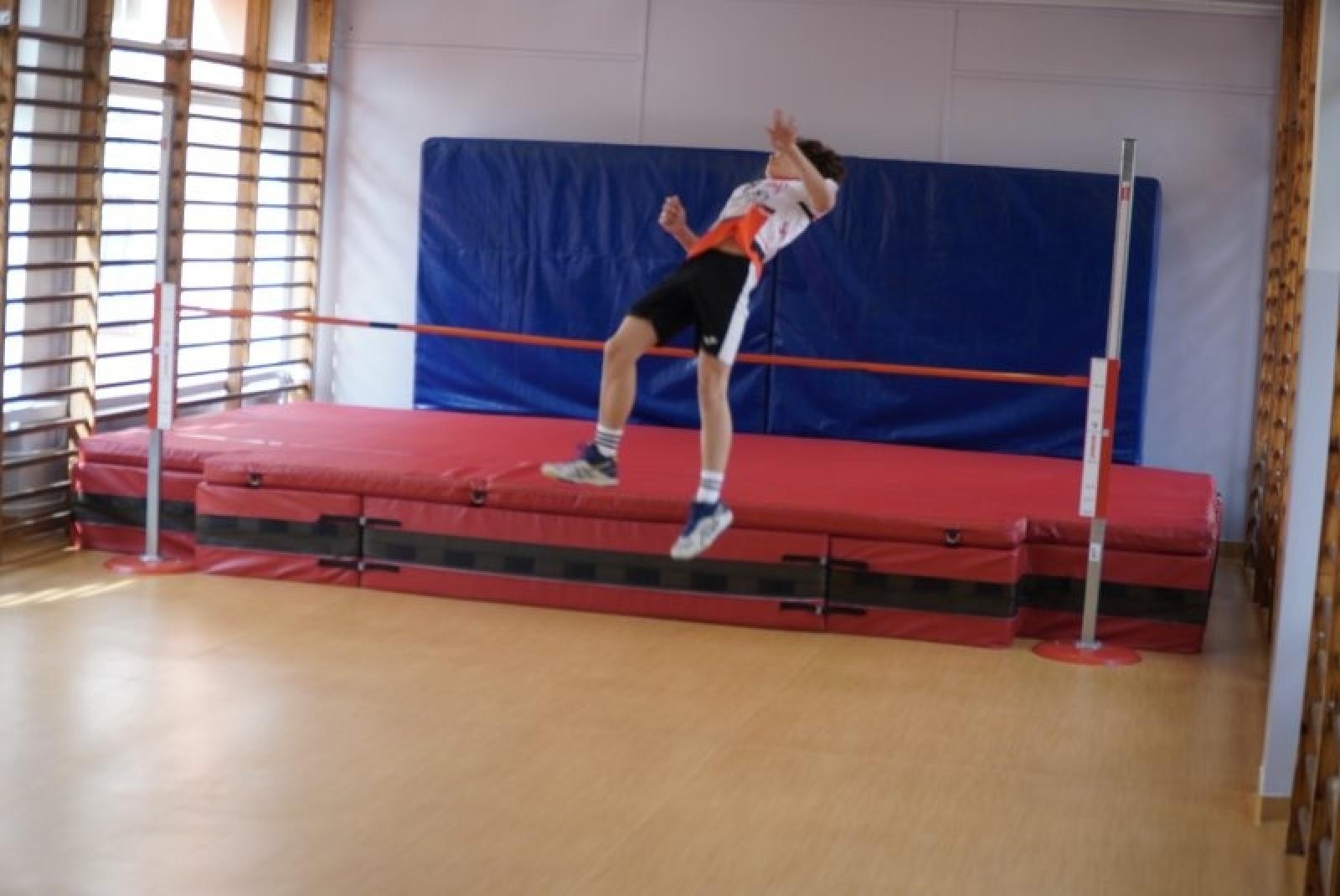 Zdjęcie w galerii na portalu naszraciborz.pl: W SP 15 oddano do użytku bieżnie i skocznię w dal wiadomości z regionu