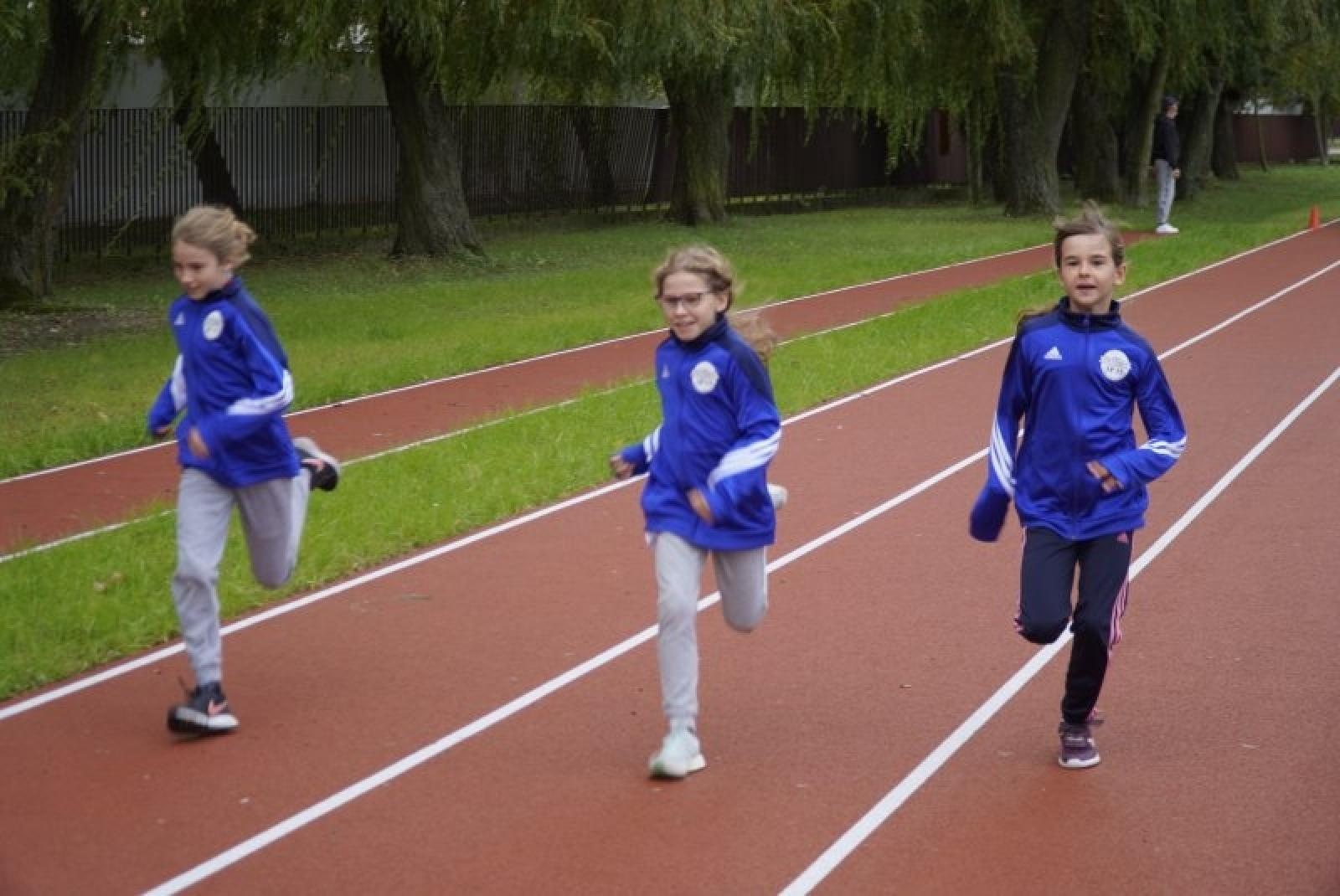 Zdjęcie w galerii na portalu naszraciborz.pl: W SP 15 oddano do użytku bieżnie i skocznię w dal wiadomości z regionu