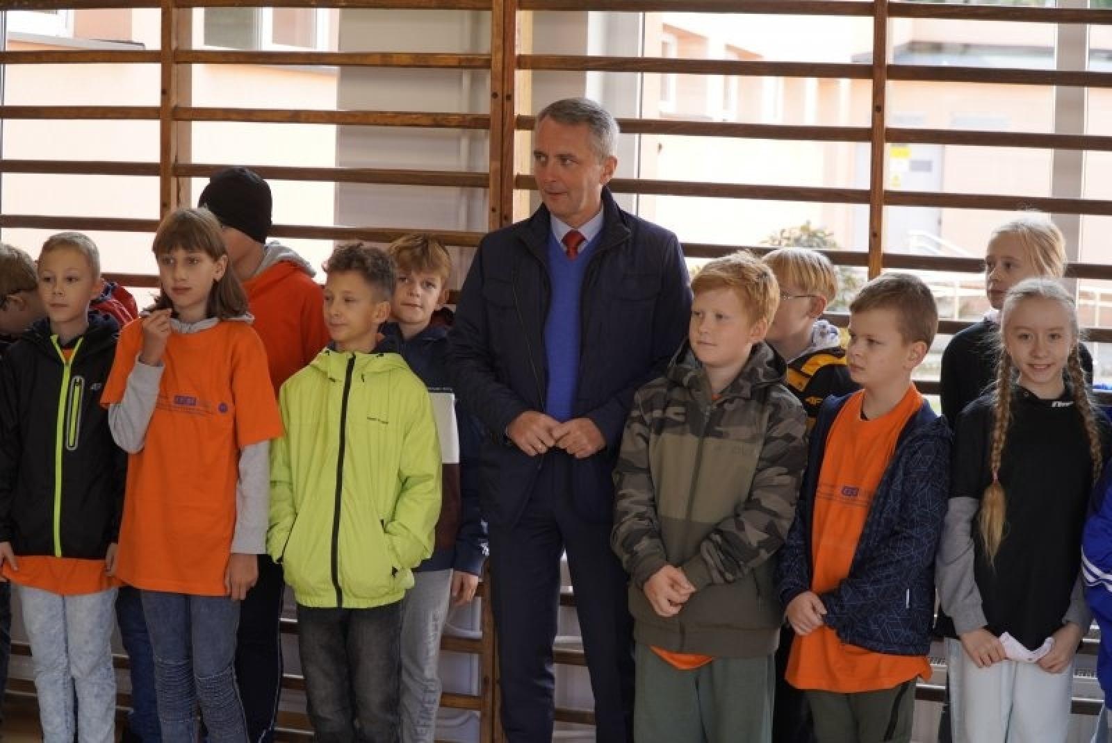 Zdjęcie w galerii na portalu naszraciborz.pl: W SP 15 oddano do użytku bieżnie i skocznię w dal wiadomości z regionu