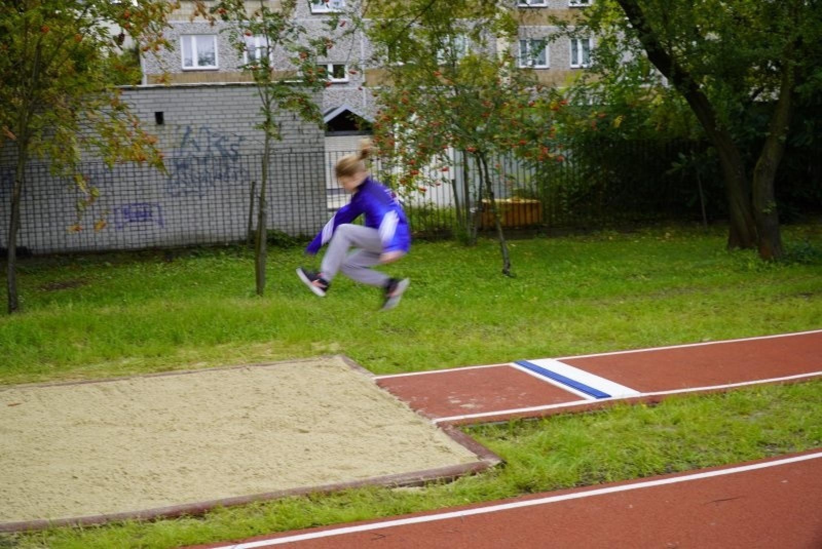 Zdjęcie w galerii na portalu naszraciborz.pl: W SP 15 oddano do użytku bieżnie i skocznię w dal wiadomości z regionu
