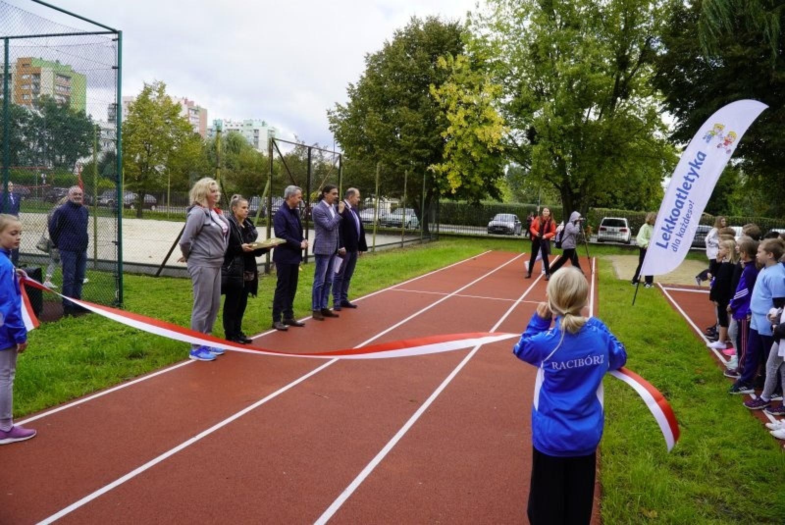 Zdjęcie w galerii na portalu naszraciborz.pl: W SP 15 oddano do użytku bieżnie i skocznię w dal wiadomości z regionu