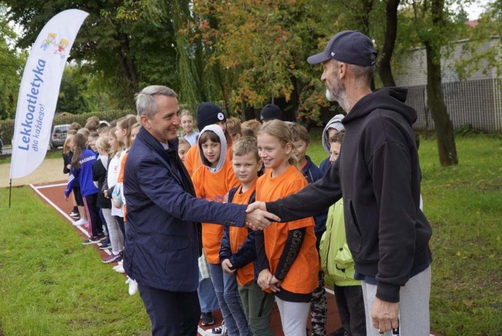Zdjęcie w galerii na portalu naszraciborz.pl: W SP 15 oddano do użytku bieżnie i skocznię w dal wiadomości z regionu