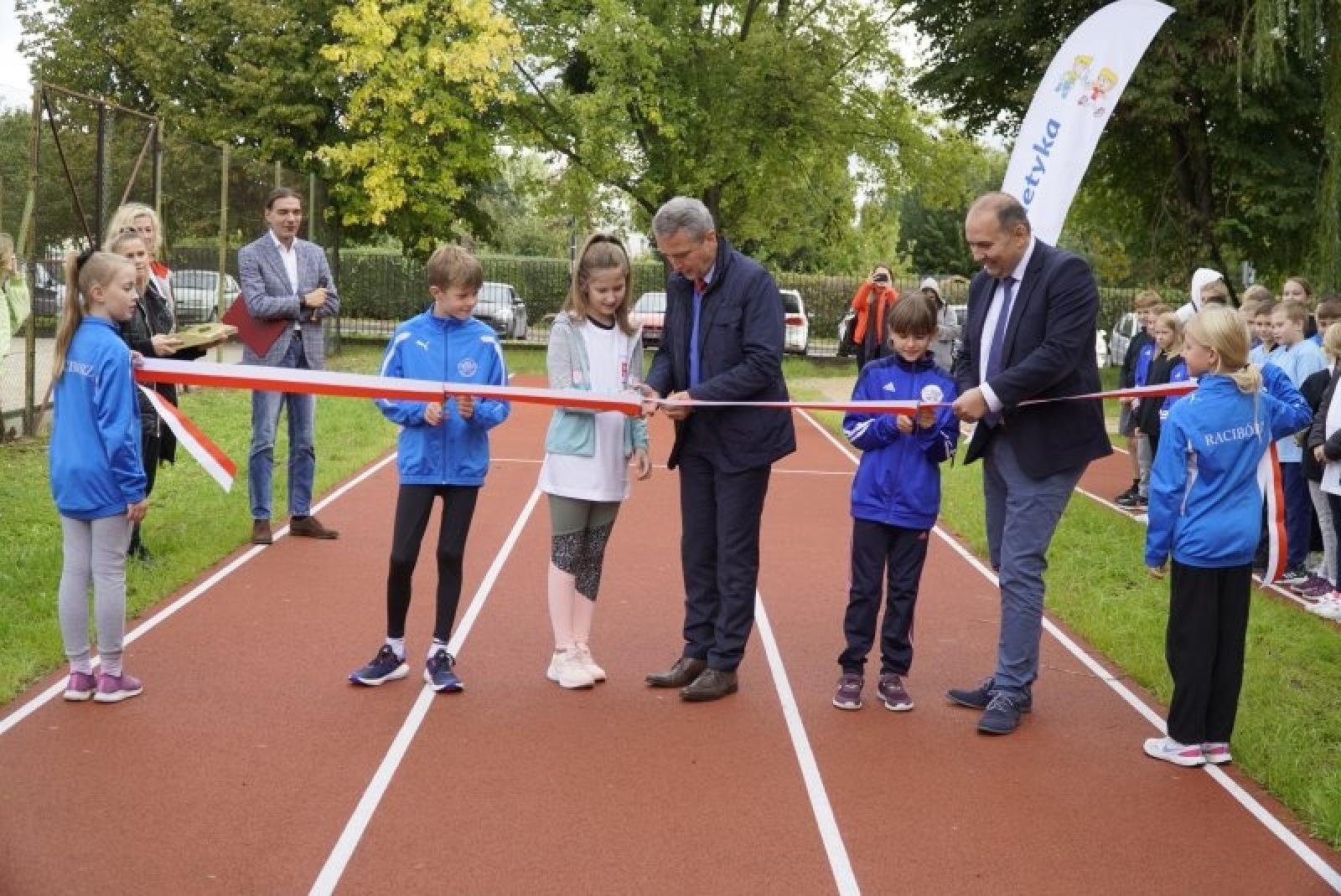 Zdjęcie w galerii na portalu naszraciborz.pl: W SP 15 oddano do użytku bieżnie i skocznię w dal wiadomości z regionu