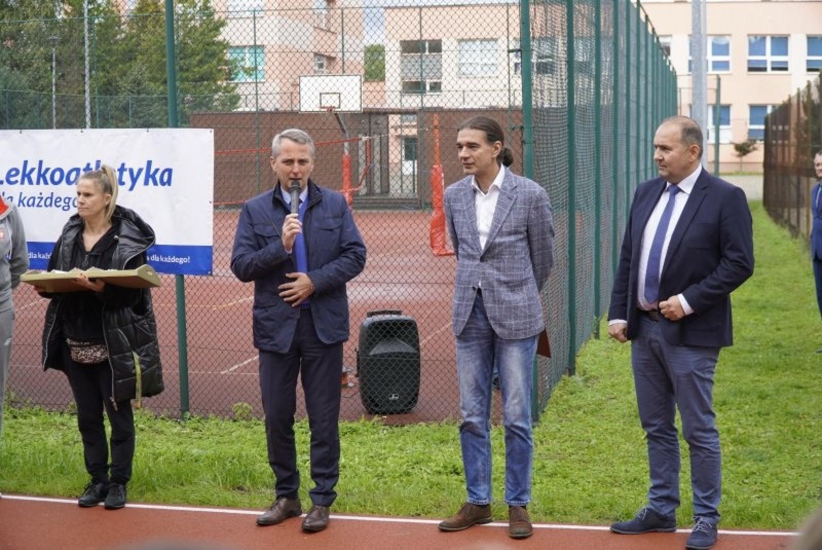 Zdjęcie w galerii na portalu naszraciborz.pl: W SP 15 oddano do użytku bieżnie i skocznię w dal wiadomości z regionu