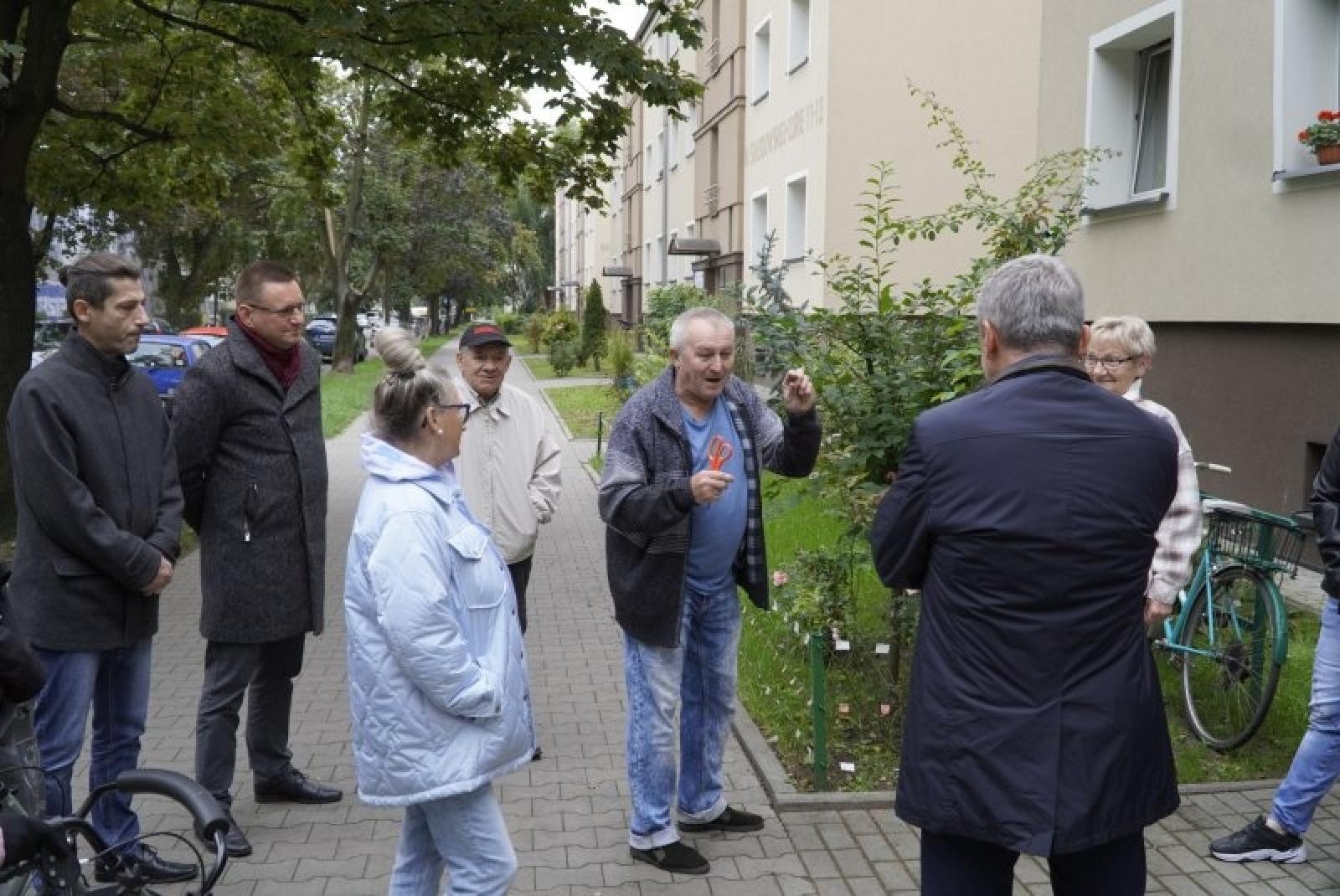 Zdjęcie w galerii na portalu naszraciborz.pl: Pan Andrzej złota rączka. Tchnął życie w ulicę M. Skłodowskiej wiadomości z regionu