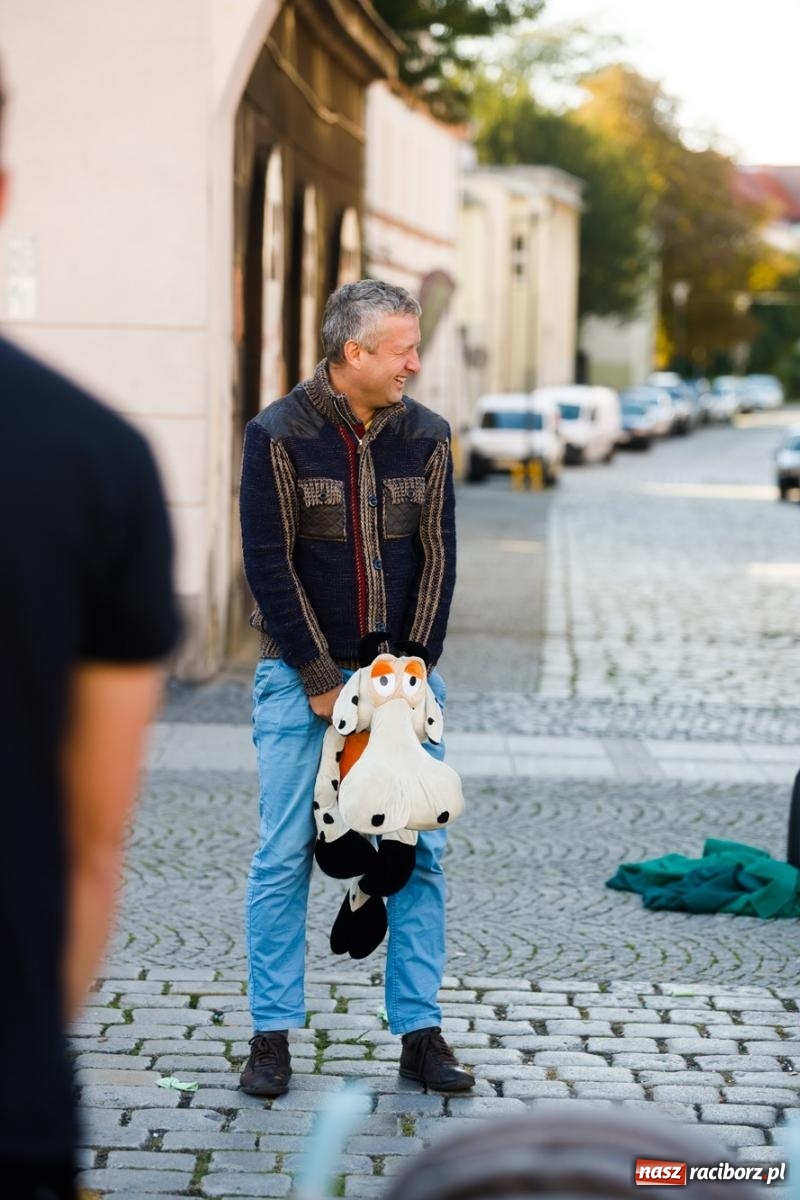Zdjęcie w galerii na portalu naszraciborz.pl: Zielonomu i babci - zielony klaun na raciborskim Rynku [FOTO i WIDEO] wiadomości z regionu