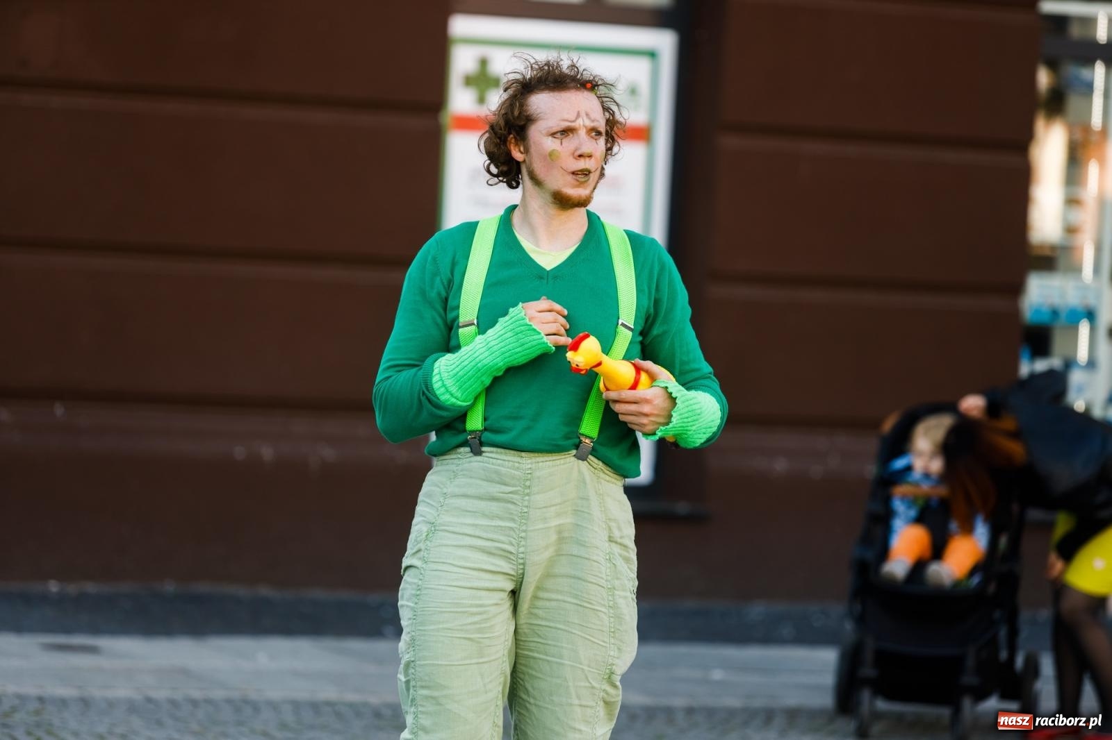 Zdjęcie w galerii na portalu naszraciborz.pl: Zielonomu i babci - zielony klaun na raciborskim Rynku [FOTO i WIDEO] wiadomości z regionu