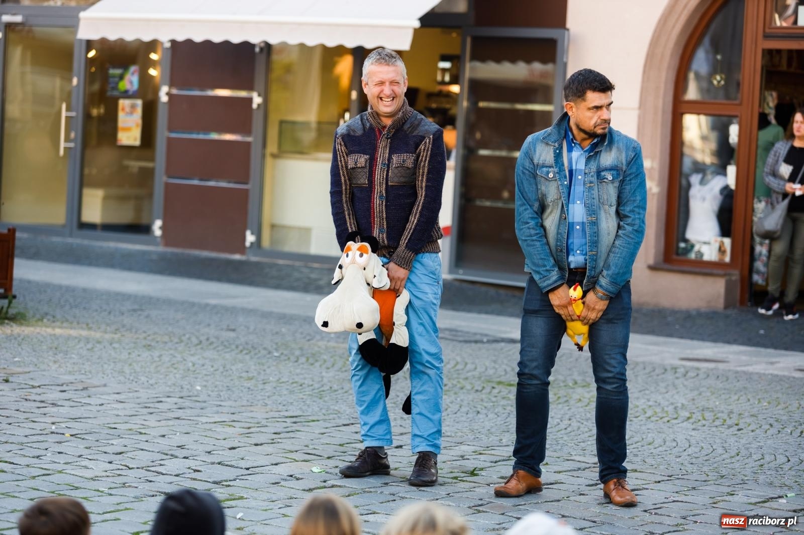 Zdjęcie w galerii na portalu naszraciborz.pl: Zielonomu i babci - zielony klaun na raciborskim Rynku [FOTO i WIDEO] wiadomości z regionu