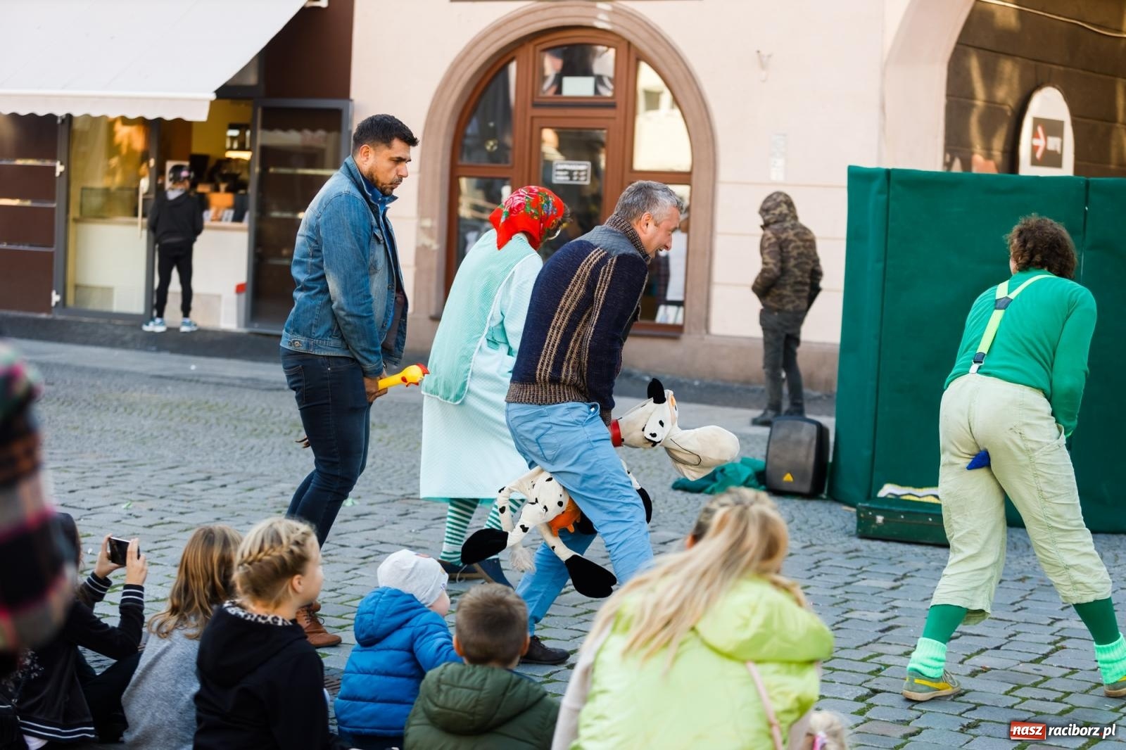 Zdjęcie w galerii na portalu naszraciborz.pl: Zielonomu i babci - zielony klaun na raciborskim Rynku [FOTO i WIDEO] wiadomości z regionu