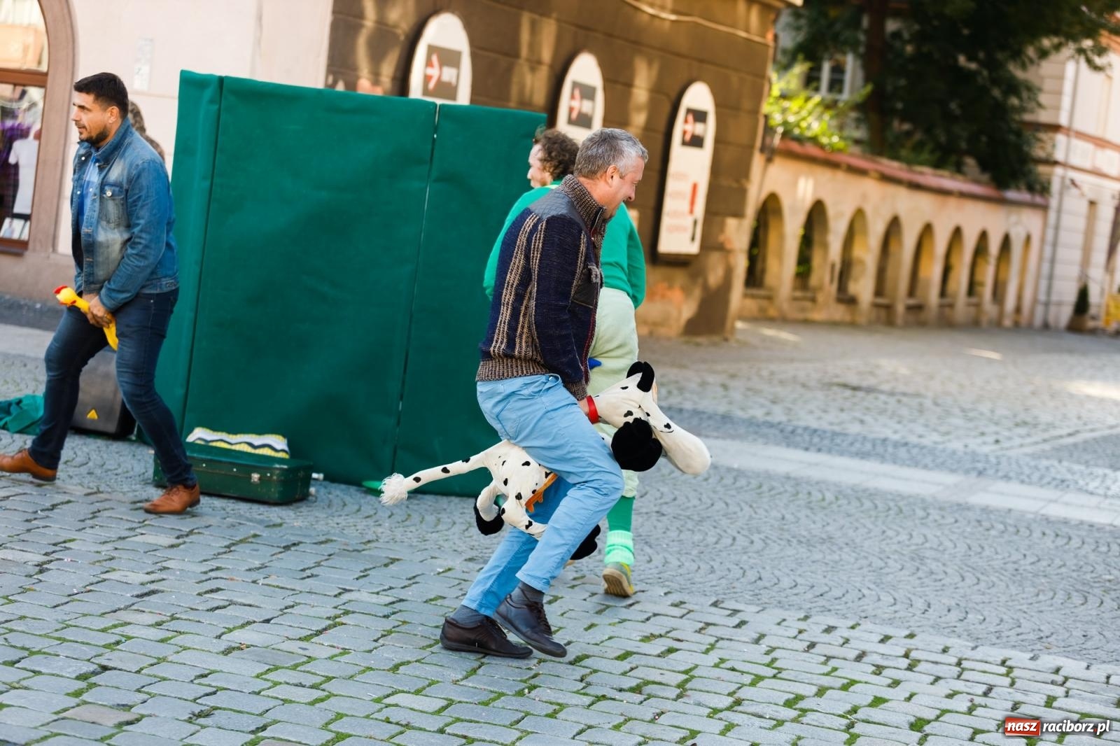 Zdjęcie w galerii na portalu naszraciborz.pl: Zielonomu i babci - zielony klaun na raciborskim Rynku [FOTO i WIDEO] wiadomości z regionu