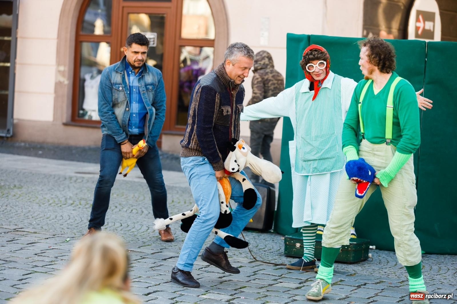 Zdjęcie w galerii na portalu naszraciborz.pl: Zielonomu i babci - zielony klaun na raciborskim Rynku [FOTO i WIDEO] wiadomości z regionu