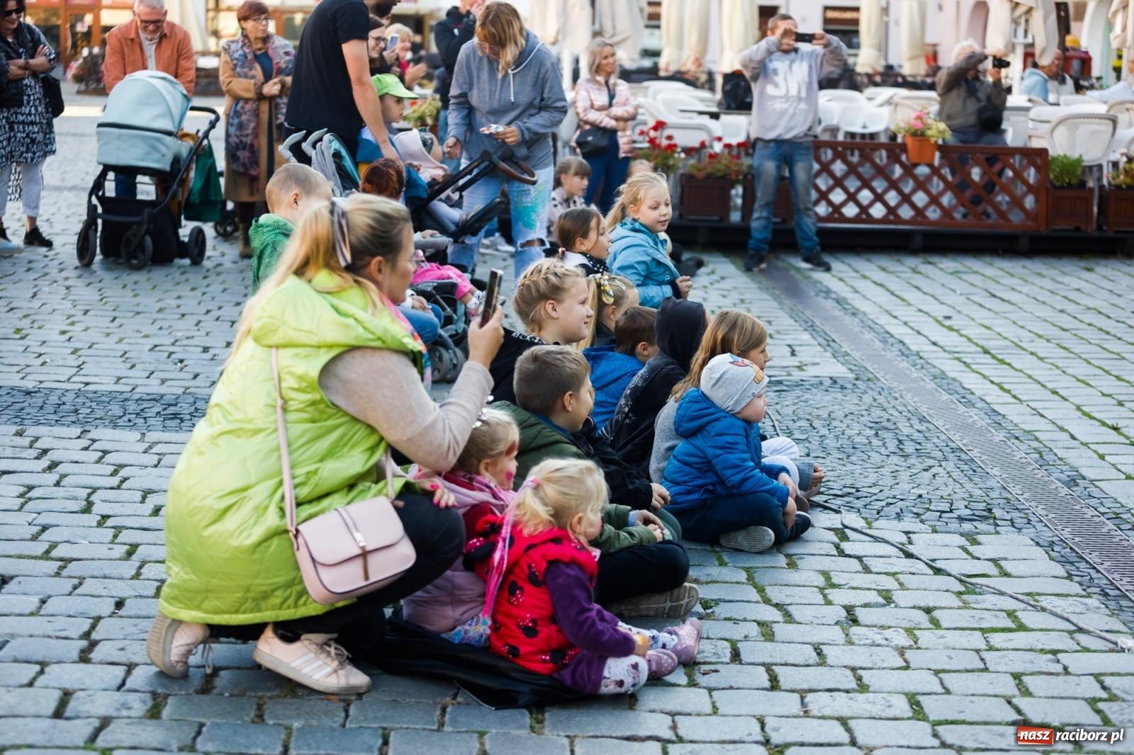 Zdjęcie w galerii na portalu naszraciborz.pl: Zielonomu i babci - zielony klaun na raciborskim Rynku [FOTO i WIDEO] wiadomości z regionu