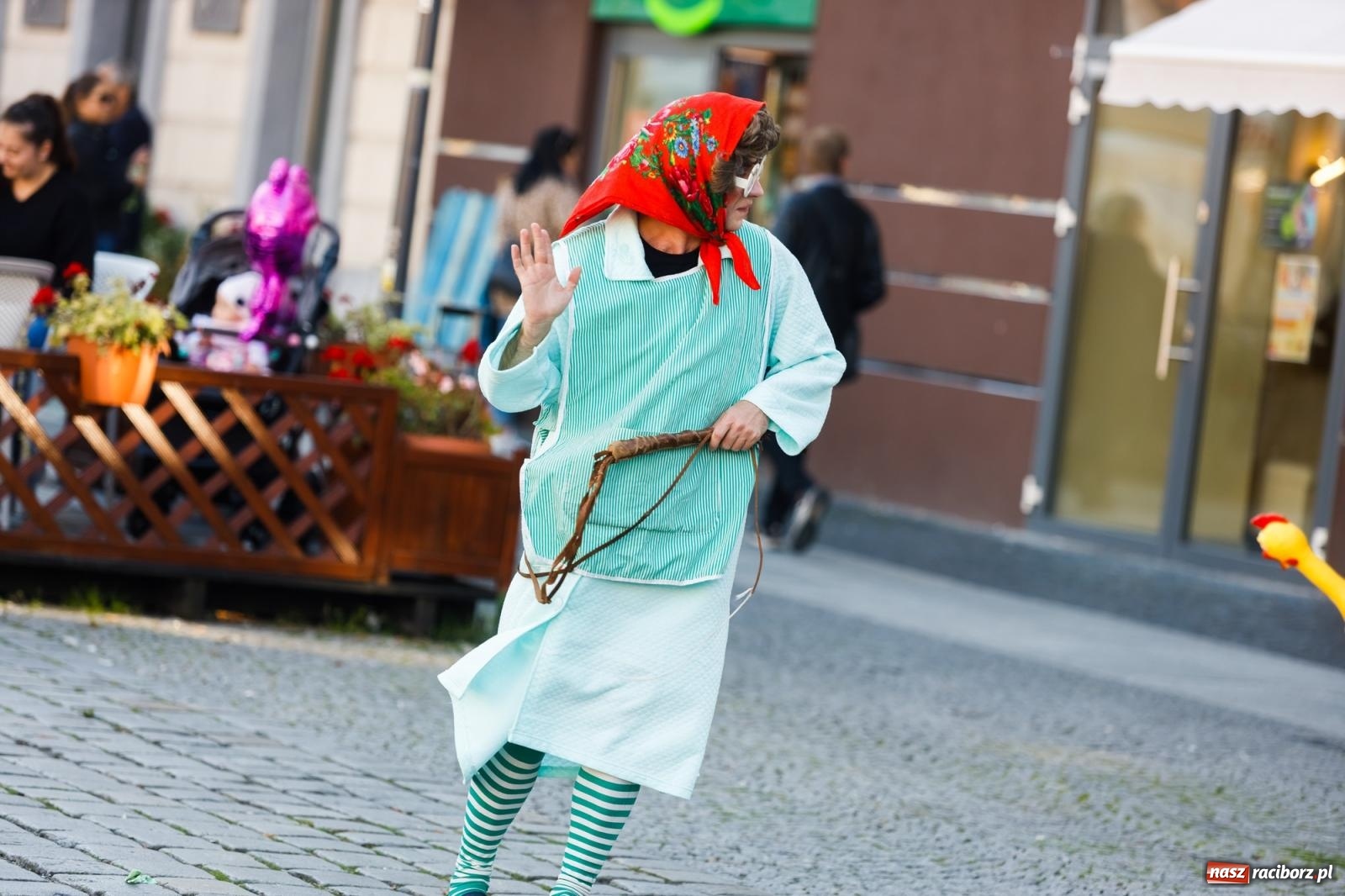 Zdjęcie w galerii na portalu naszraciborz.pl: Zielonomu i babci - zielony klaun na raciborskim Rynku [FOTO i WIDEO] wiadomości z regionu