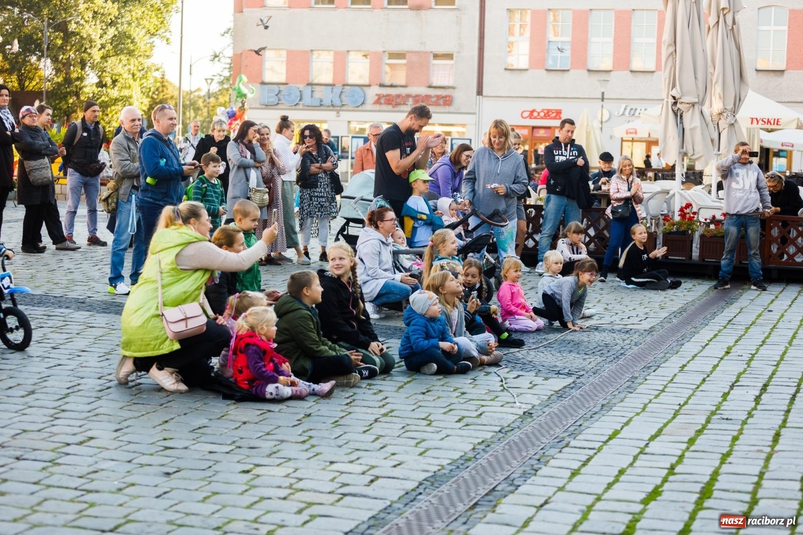 Zdjęcie w galerii na portalu naszraciborz.pl: Zielonomu i babci - zielony klaun na raciborskim Rynku [FOTO i WIDEO] wiadomości z regionu