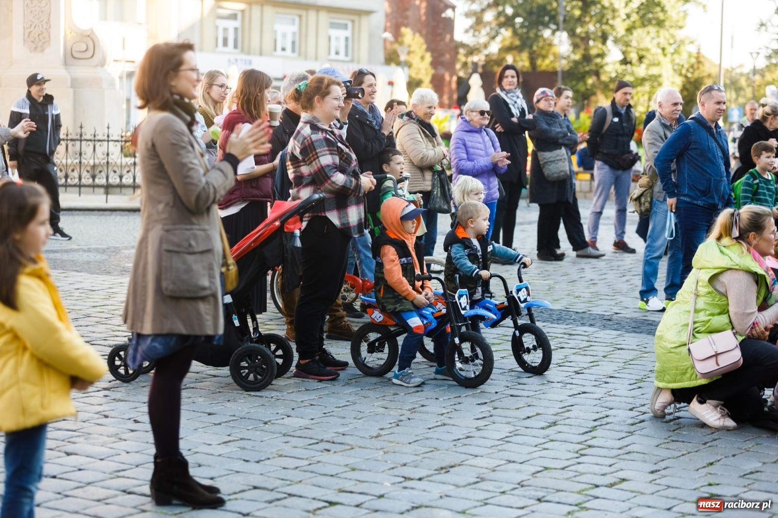 Zdjęcie w galerii na portalu naszraciborz.pl: Zielonomu i babci - zielony klaun na raciborskim Rynku [FOTO i WIDEO] wiadomości z regionu