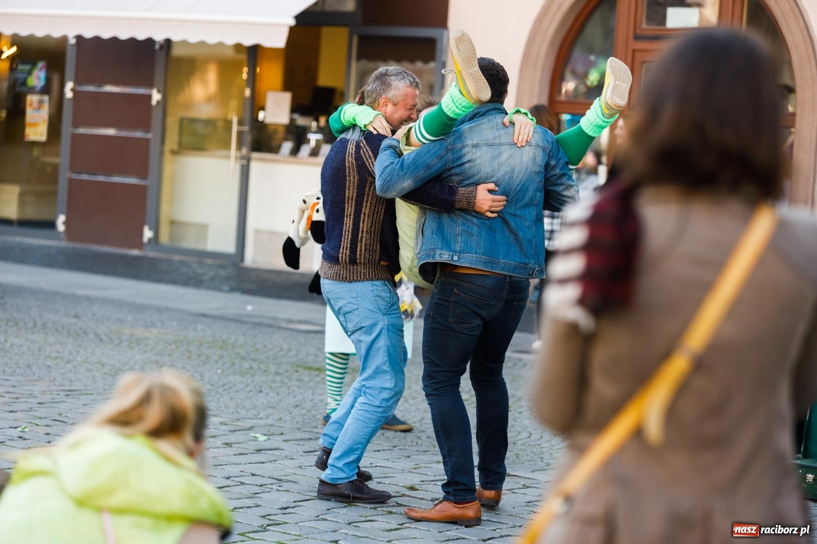 Zdjęcie w galerii na portalu naszraciborz.pl: Zielonomu i babci - zielony klaun na raciborskim Rynku [FOTO i WIDEO] wiadomości z regionu