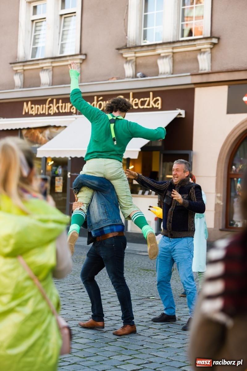 Zdjęcie w galerii na portalu naszraciborz.pl: Zielonomu i babci - zielony klaun na raciborskim Rynku [FOTO i WIDEO] wiadomości z regionu