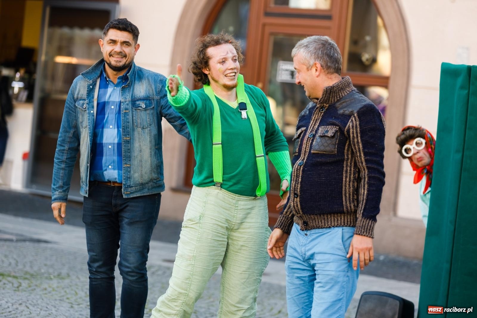 Zdjęcie w galerii na portalu naszraciborz.pl: Zielonomu i babci - zielony klaun na raciborskim Rynku [FOTO i WIDEO] wiadomości z regionu