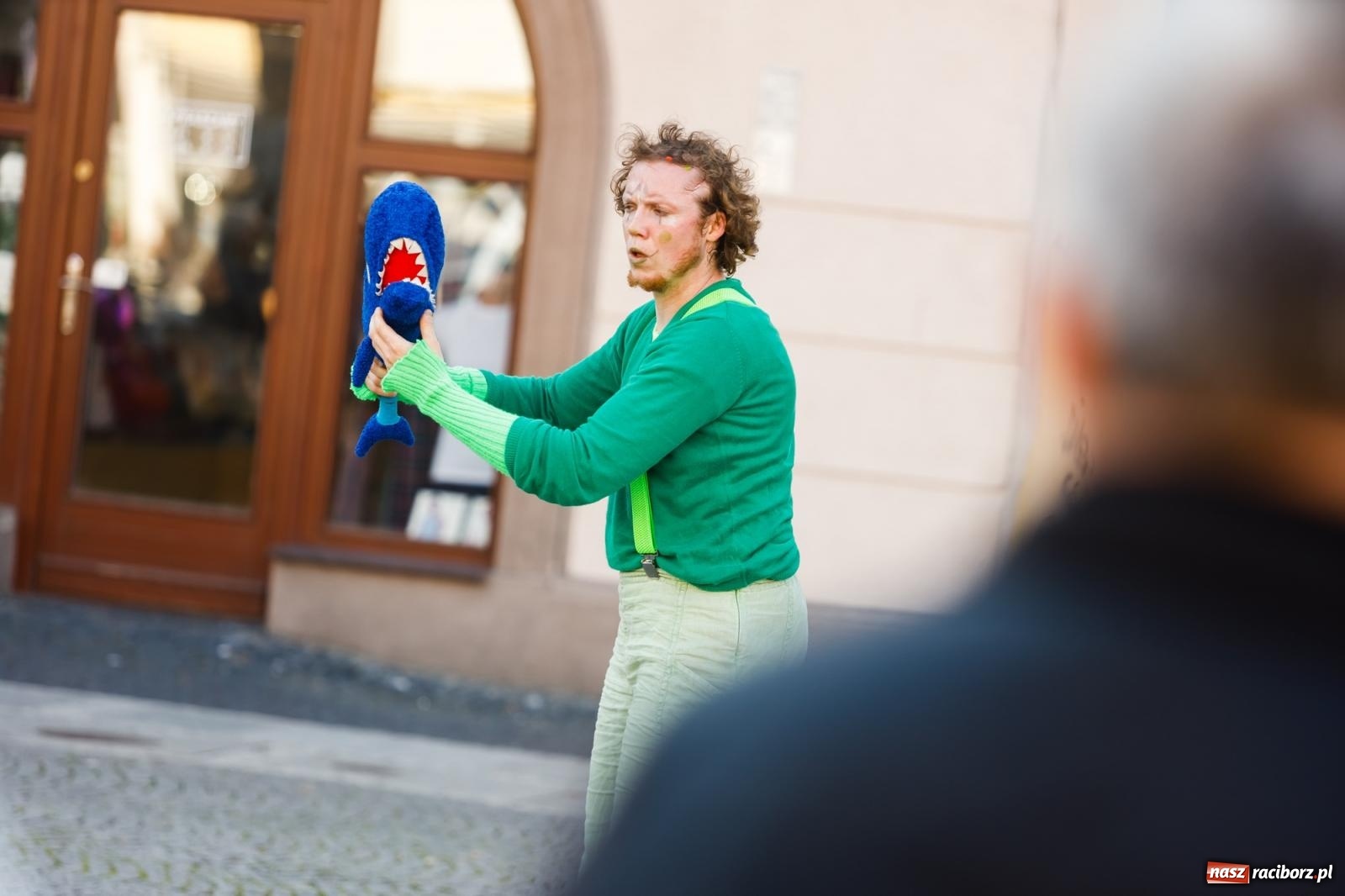 Zdjęcie w galerii na portalu naszraciborz.pl: Zielonomu i babci - zielony klaun na raciborskim Rynku [FOTO i WIDEO] wiadomości z regionu