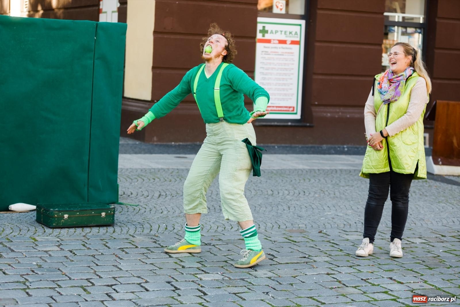 Zdjęcie w galerii na portalu naszraciborz.pl: Zielonomu i babci - zielony klaun na raciborskim Rynku [FOTO i WIDEO] wiadomości z regionu