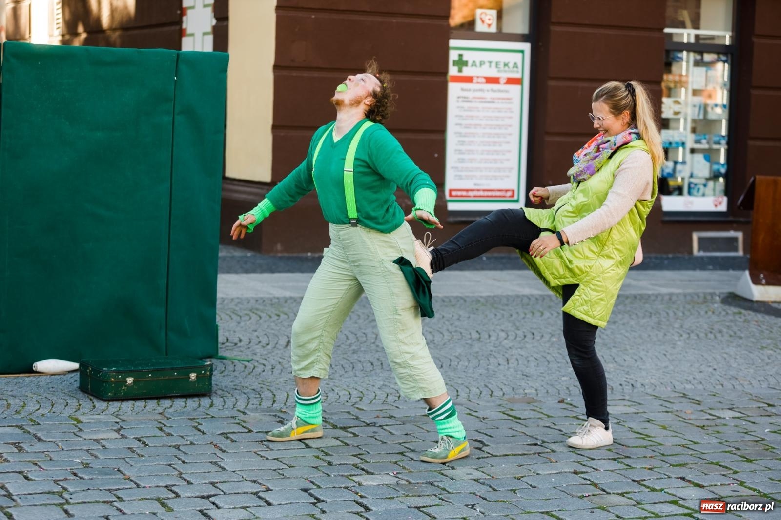 Zdjęcie w galerii na portalu naszraciborz.pl: Zielonomu i babci - zielony klaun na raciborskim Rynku [FOTO i WIDEO] wiadomości z regionu