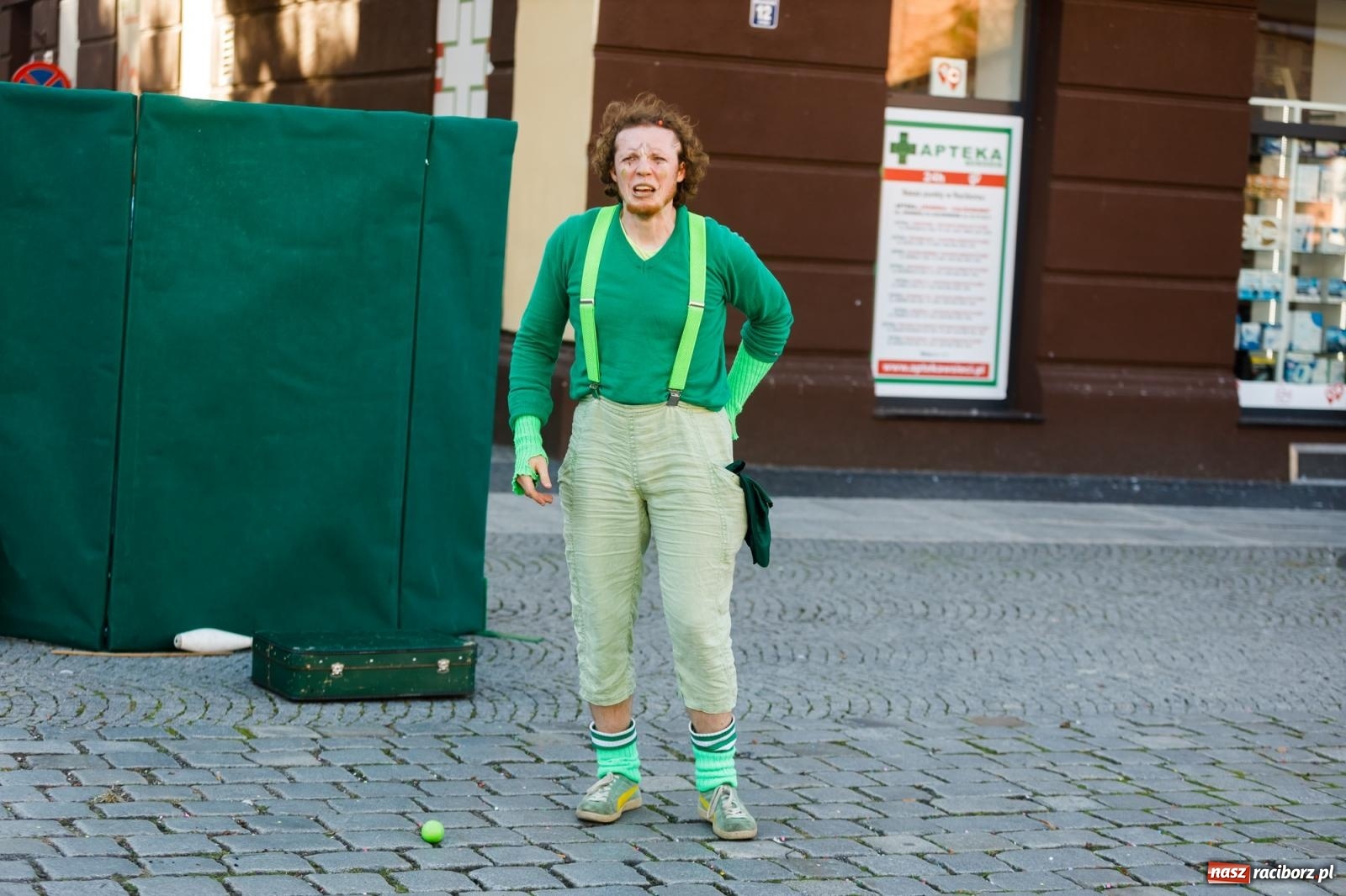Zdjęcie w galerii na portalu naszraciborz.pl: Zielonomu i babci - zielony klaun na raciborskim Rynku [FOTO i WIDEO] wiadomości z regionu