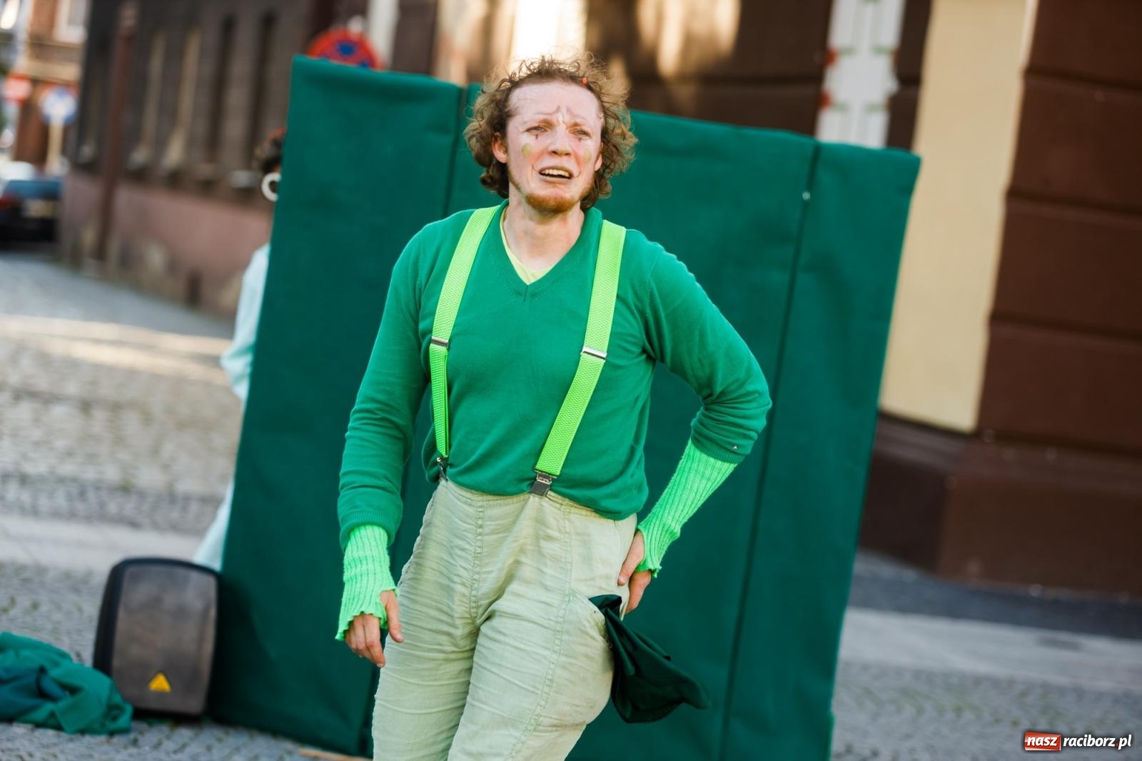 Zdjęcie w galerii na portalu naszraciborz.pl: Zielonomu i babci - zielony klaun na raciborskim Rynku [FOTO i WIDEO] wiadomości z regionu