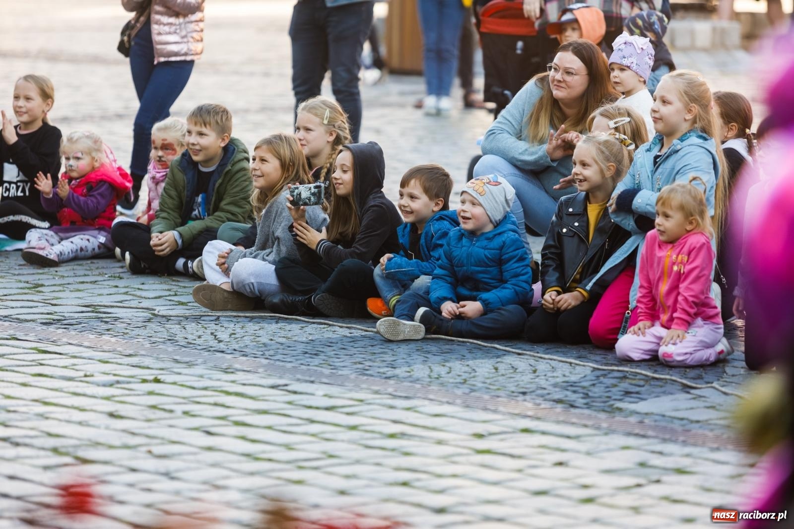 Zdjęcie w galerii na portalu naszraciborz.pl: Zielonomu i babci - zielony klaun na raciborskim Rynku [FOTO i WIDEO] wiadomości z regionu