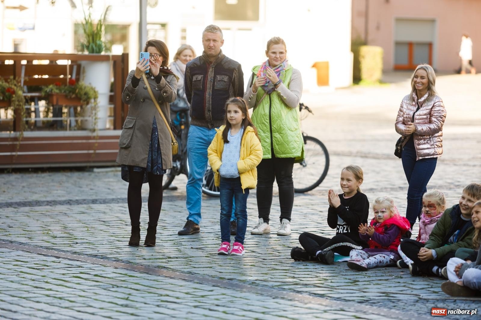 Zdjęcie w galerii na portalu naszraciborz.pl: Zielonomu i babci - zielony klaun na raciborskim Rynku [FOTO i WIDEO] wiadomości z regionu