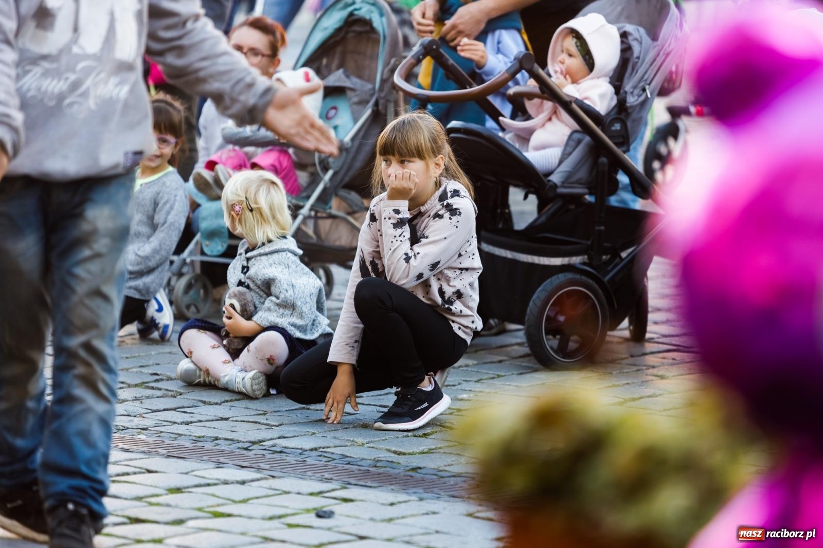 Zdjęcie w galerii na portalu naszraciborz.pl: Zielonomu i babci - zielony klaun na raciborskim Rynku [FOTO i WIDEO] wiadomości z regionu