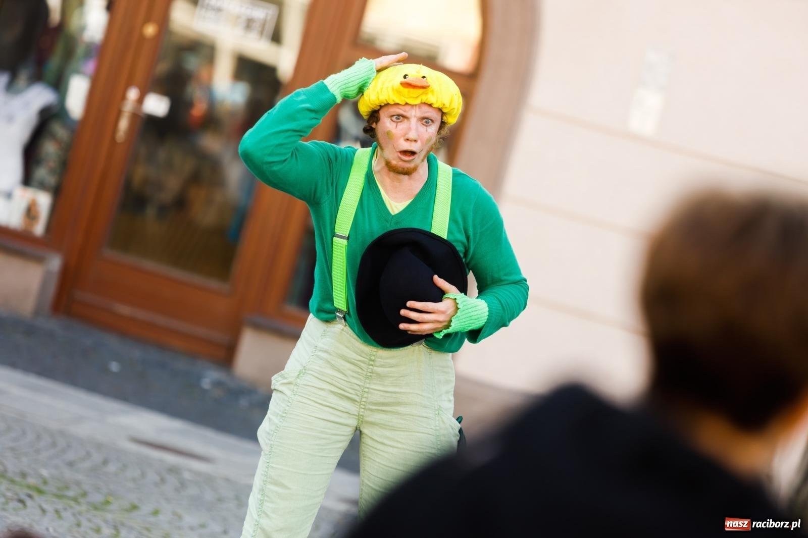 Zdjęcie w galerii na portalu naszraciborz.pl: Zielonomu i babci - zielony klaun na raciborskim Rynku [FOTO i WIDEO] wiadomości z regionu
