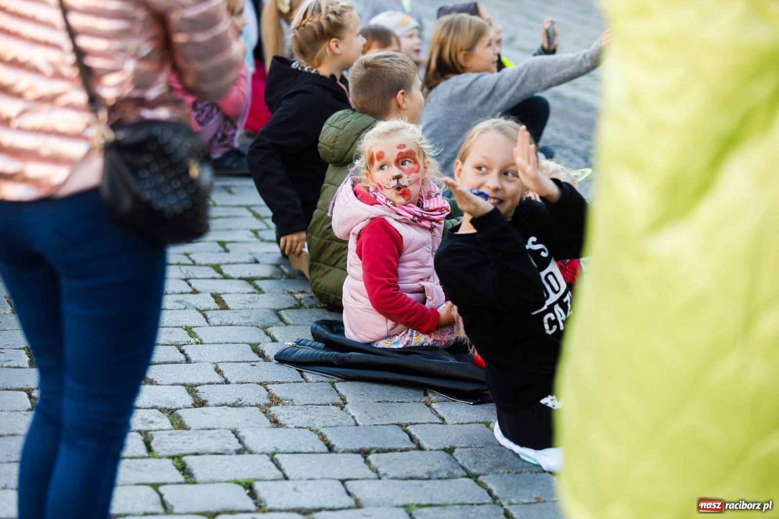 Zdjęcie w galerii na portalu naszraciborz.pl: Zielonomu i babci - zielony klaun na raciborskim Rynku [FOTO i WIDEO] wiadomości z regionu