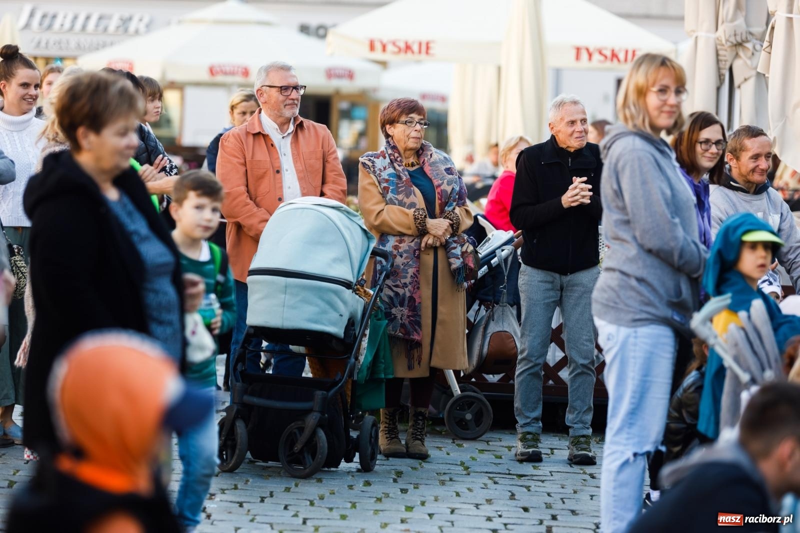 Zdjęcie w galerii na portalu naszraciborz.pl: Zielonomu i babci - zielony klaun na raciborskim Rynku [FOTO i WIDEO] wiadomości z regionu