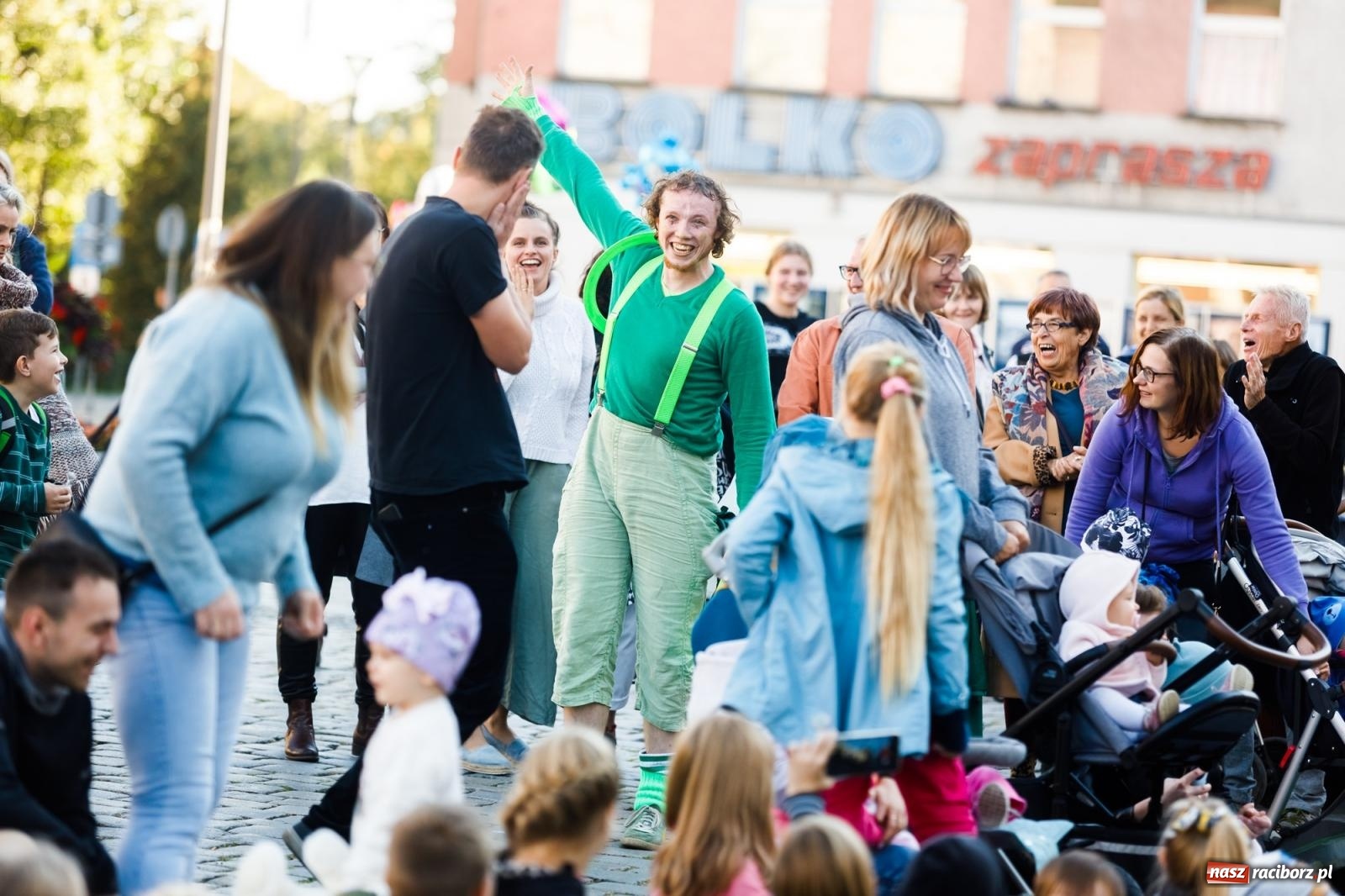 Zdjęcie w galerii na portalu naszraciborz.pl: Zielonomu i babci - zielony klaun na raciborskim Rynku [FOTO i WIDEO] wiadomości z regionu
