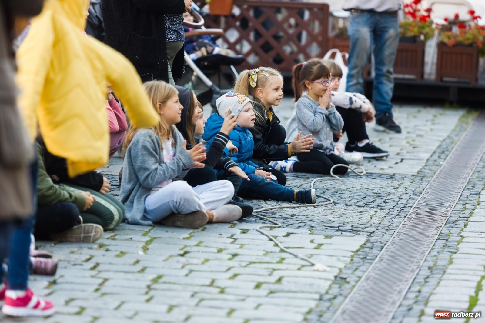 Zdjęcie w galerii na portalu naszraciborz.pl: Zielonomu i babci - zielony klaun na raciborskim Rynku [FOTO i WIDEO] wiadomości z regionu