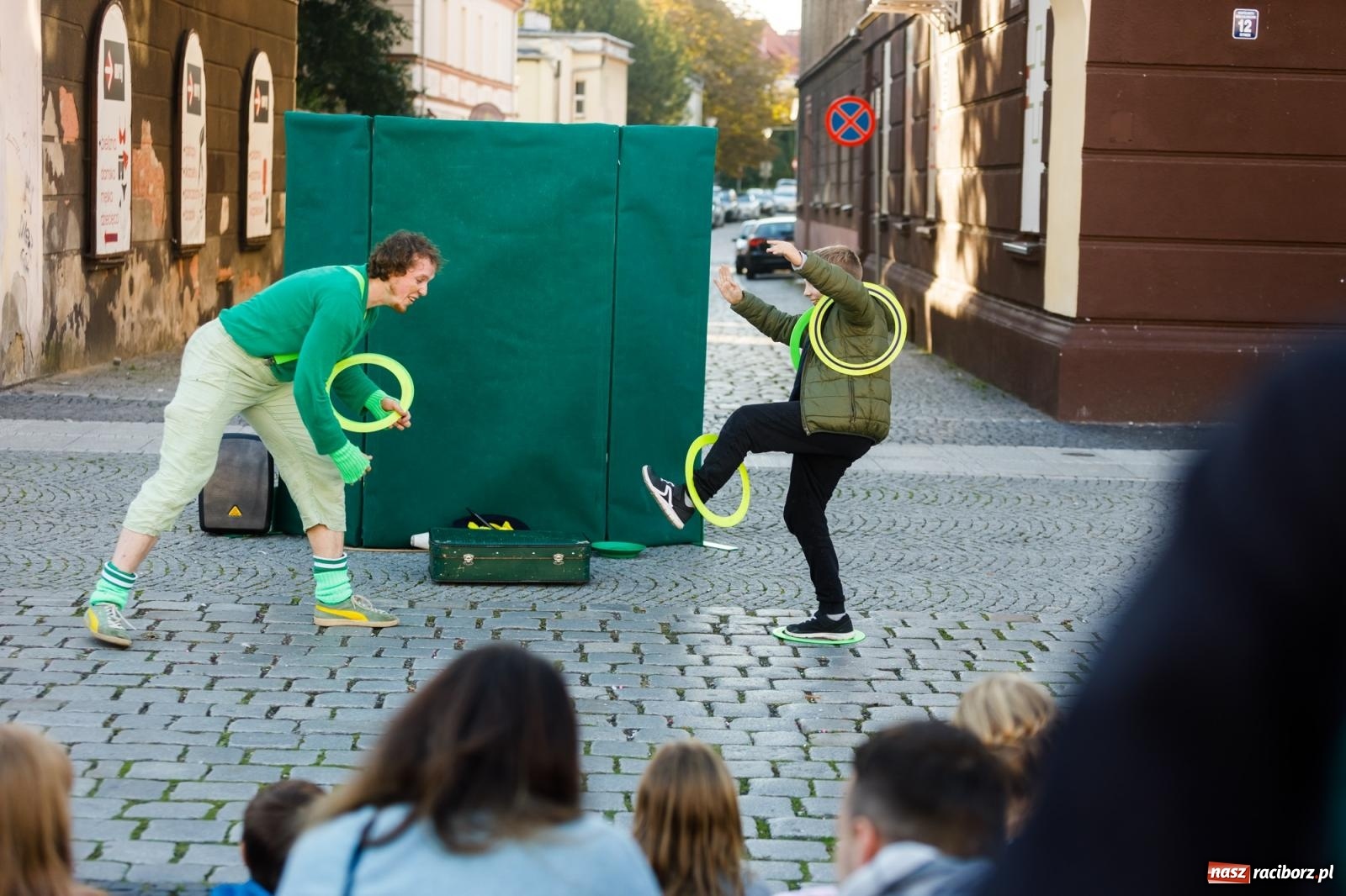 Zdjęcie w galerii na portalu naszraciborz.pl: Zielonomu i babci - zielony klaun na raciborskim Rynku [FOTO i WIDEO] wiadomości z regionu