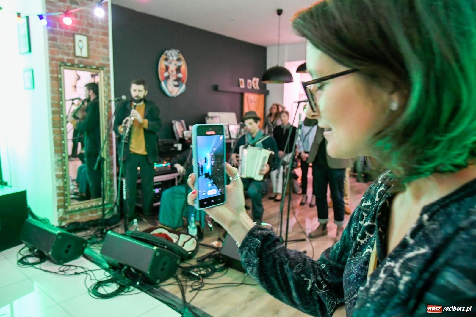 Zdjęcie w galerii na portalu naszraciborz.pl: Potańcówka Bałkańska w dawnej Tęczowej [FOTO i WIDEO] wiadomości z regionu