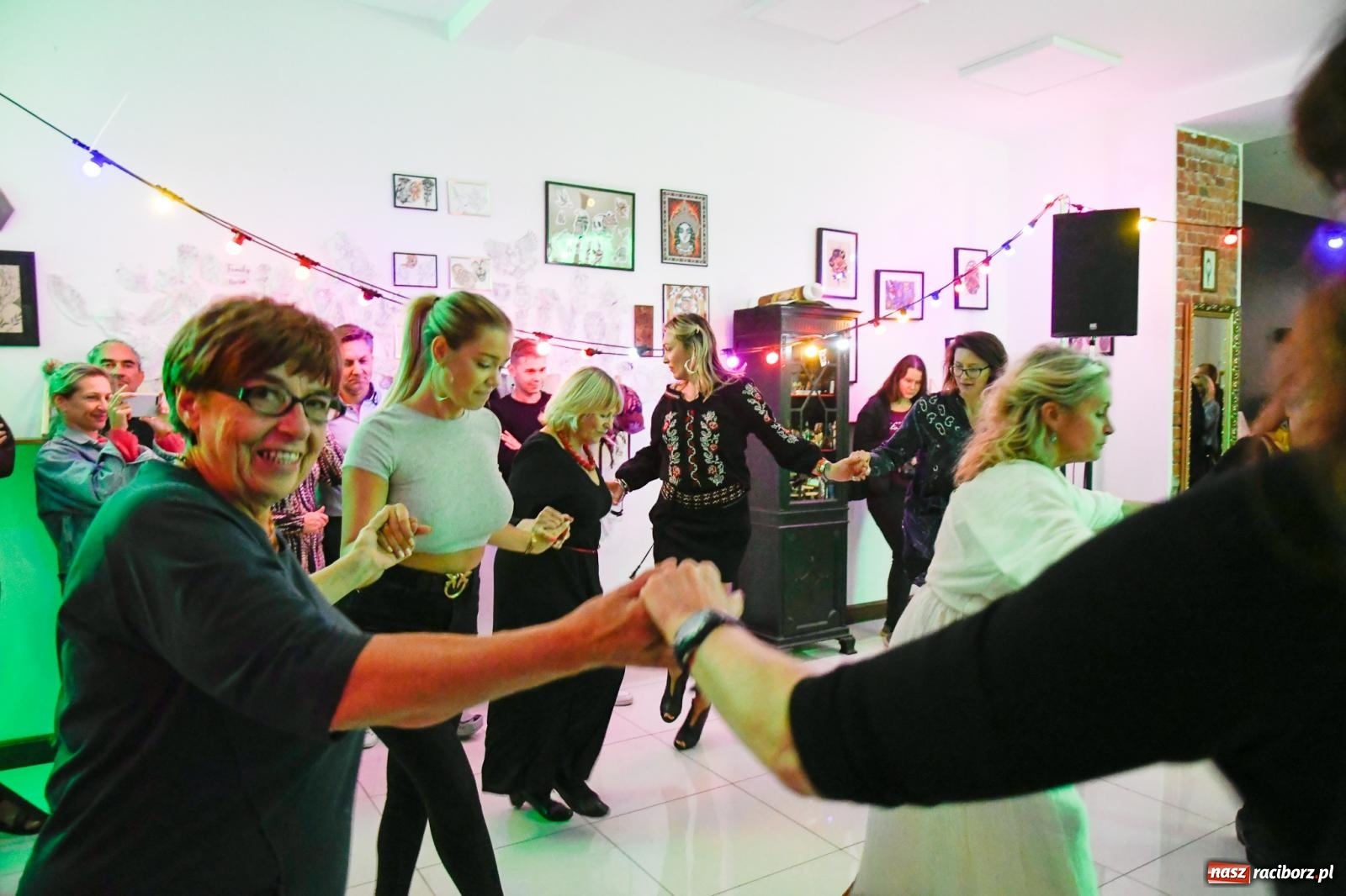 Zdjęcie w galerii na portalu naszraciborz.pl: Potańcówka Bałkańska w dawnej Tęczowej [FOTO i WIDEO] wiadomości z regionu