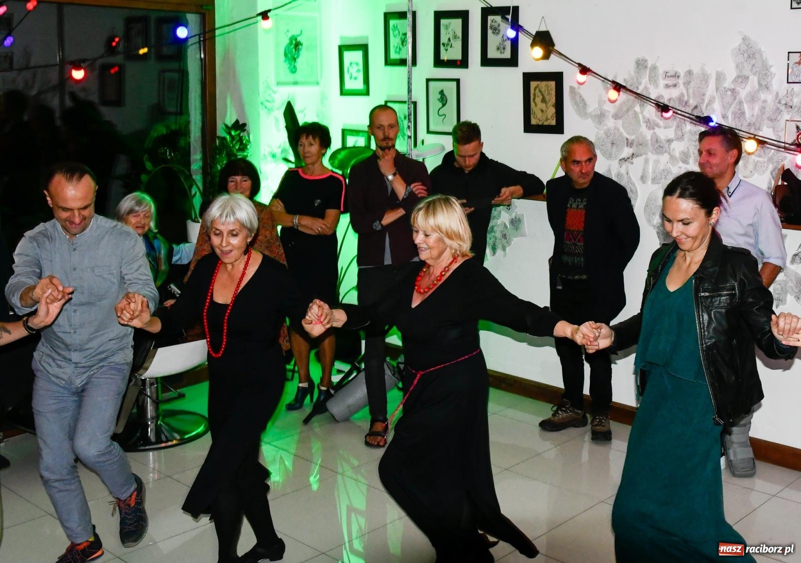 Zdjęcie w galerii na portalu naszraciborz.pl: Potańcówka Bałkańska w dawnej Tęczowej [FOTO i WIDEO] wiadomości z regionu