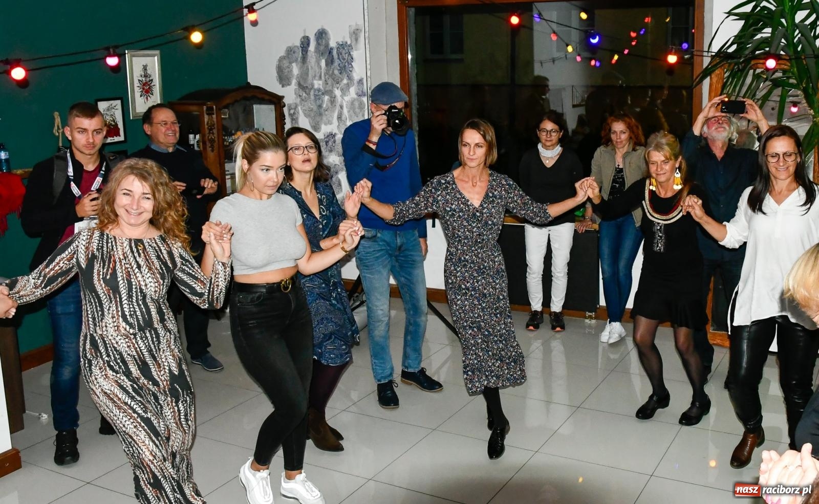 Zdjęcie w galerii na portalu naszraciborz.pl: Potańcówka Bałkańska w dawnej Tęczowej [FOTO i WIDEO] wiadomości z regionu