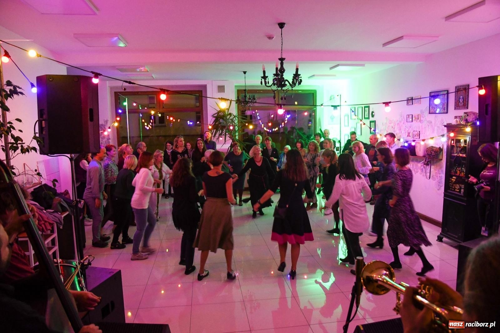 Zdjęcie w galerii na portalu naszraciborz.pl: Potańcówka Bałkańska w dawnej Tęczowej [FOTO i WIDEO] wiadomości z regionu