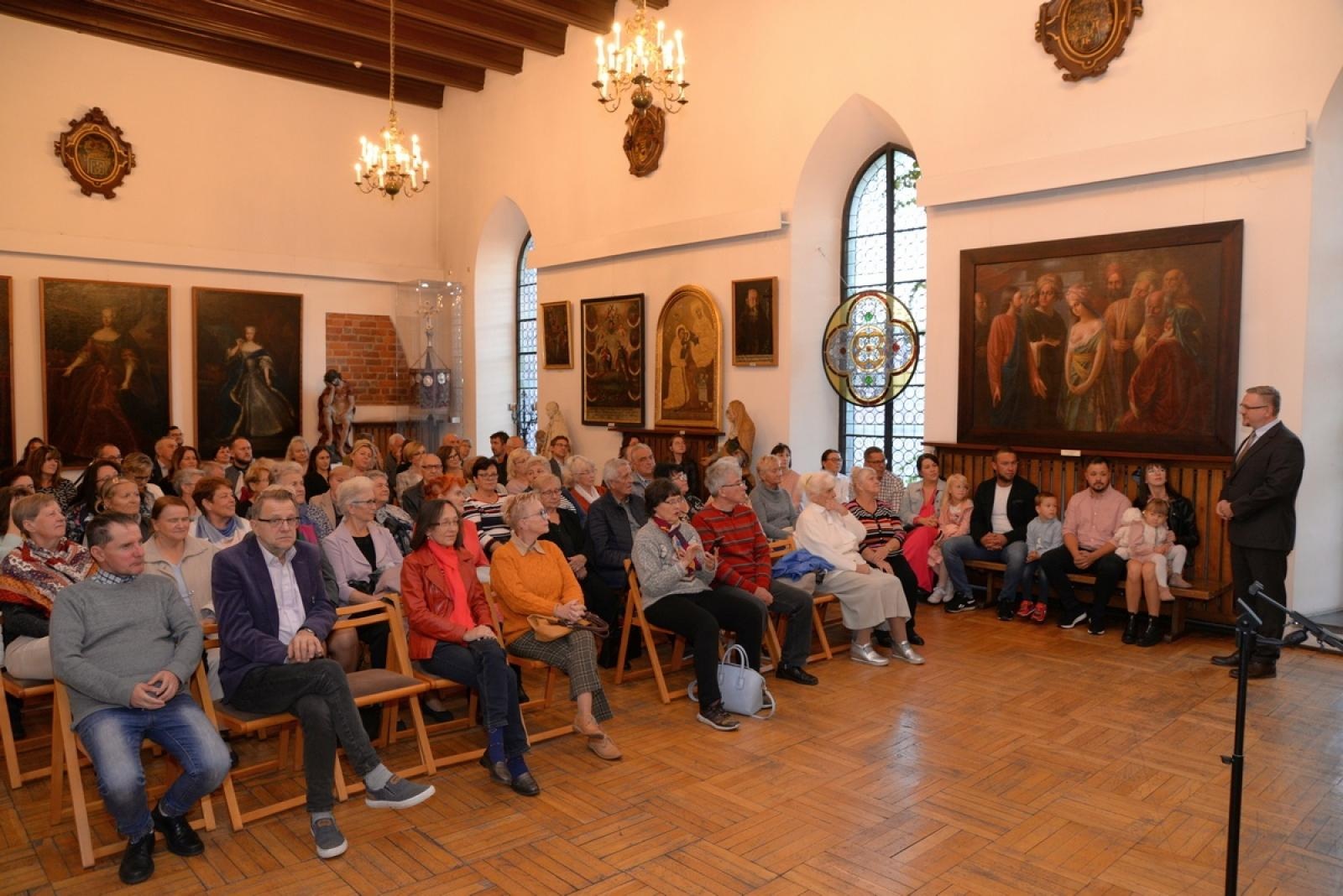 Zdjęcie w galerii na portalu naszraciborz.pl: Zakochany duet zaśpiewał w raciborskim Muzeum [FOTO] wiadomości z regionu