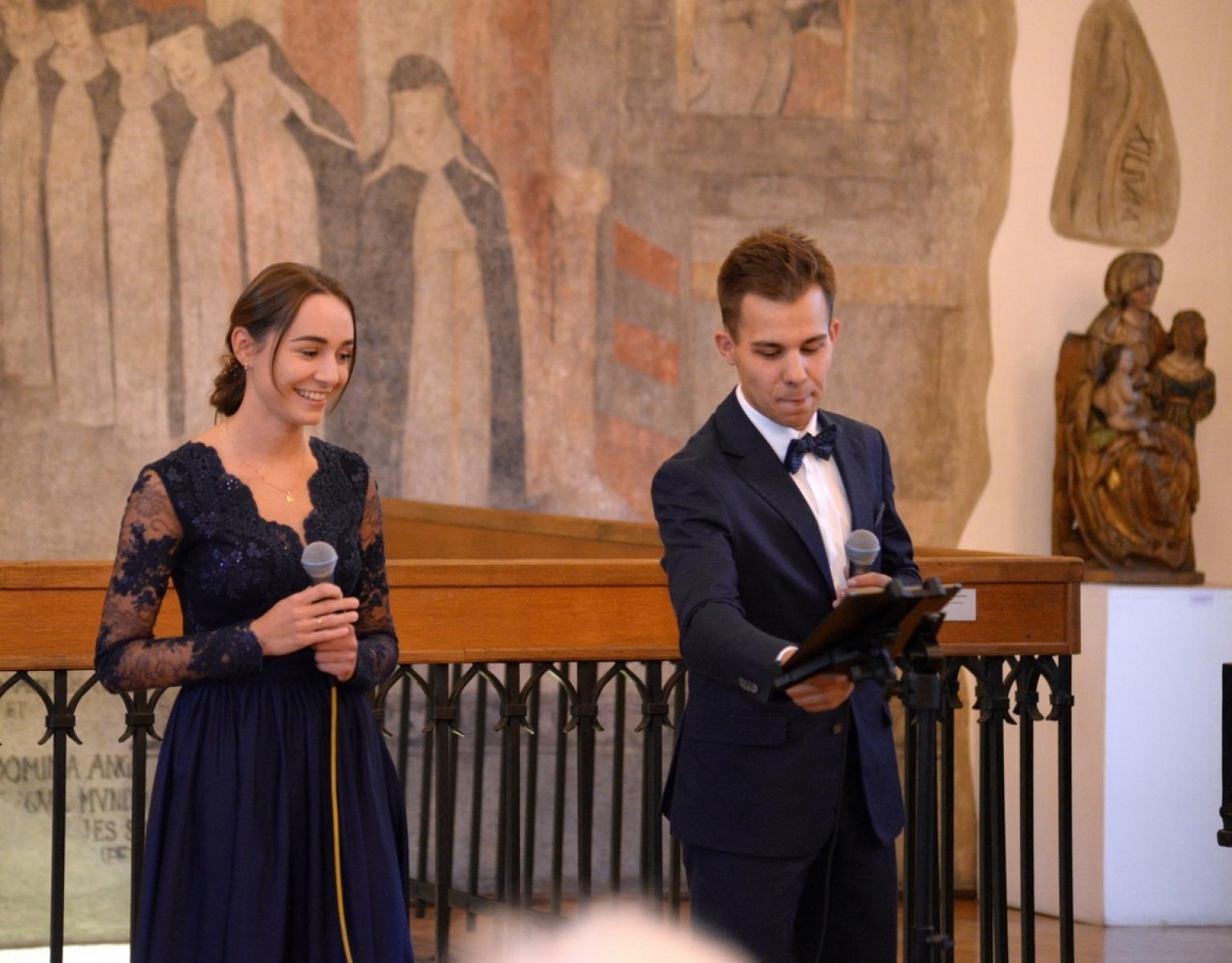 Zdjęcie w galerii na portalu naszraciborz.pl: Zakochany duet zaśpiewał w raciborskim Muzeum [FOTO] wiadomości z regionu