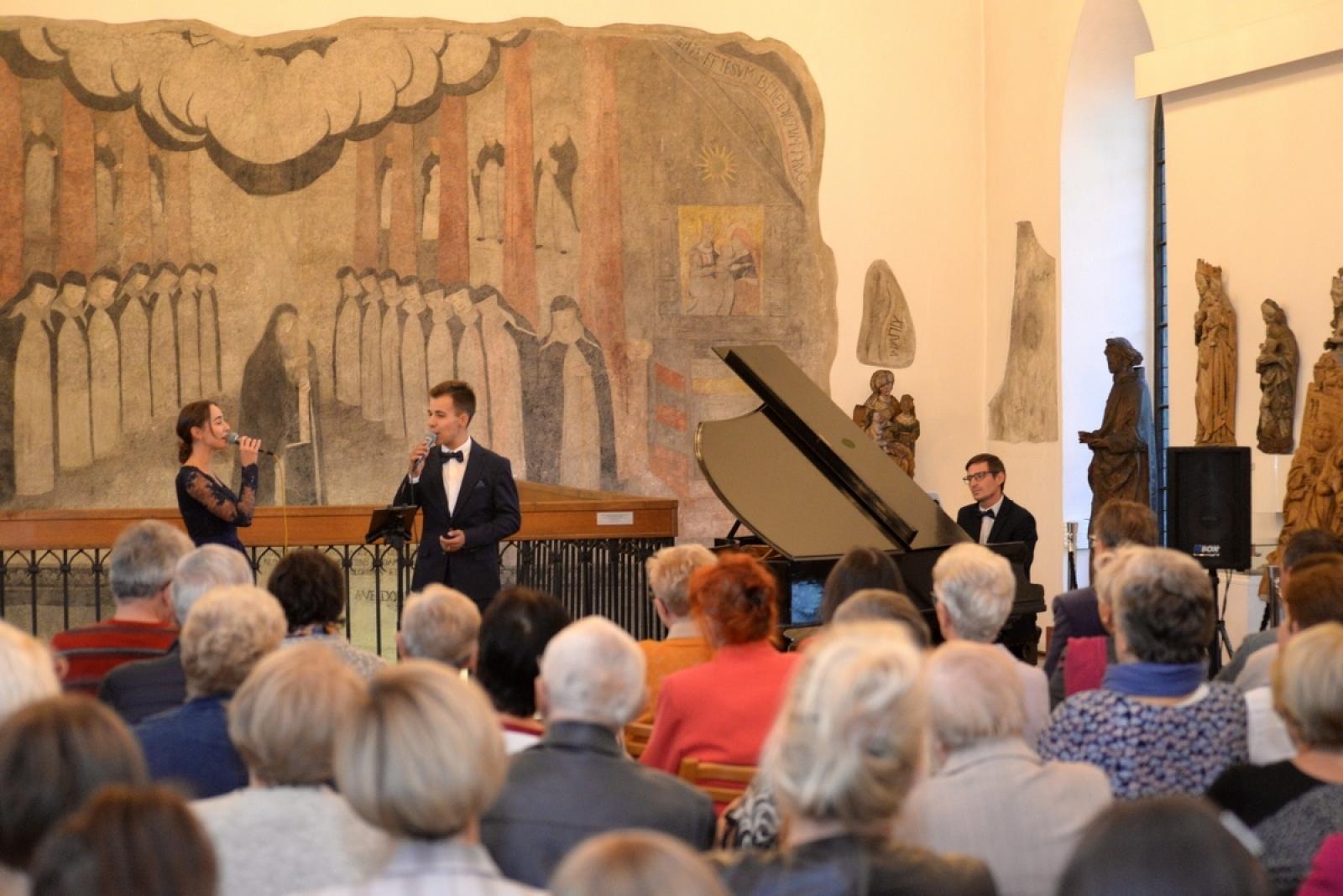 Zdjęcie w galerii na portalu naszraciborz.pl: Zakochany duet zaśpiewał w raciborskim Muzeum [FOTO] wiadomości z regionu