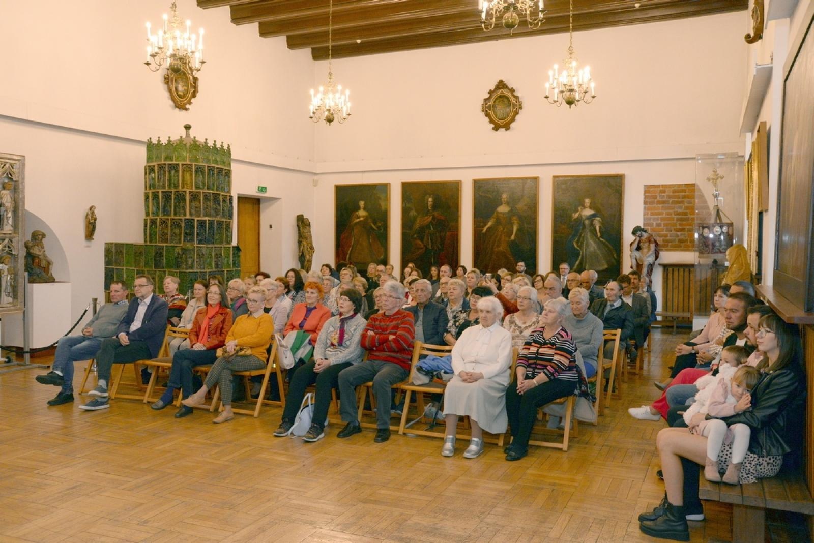 Zdjęcie w galerii na portalu naszraciborz.pl: Zakochany duet zaśpiewał w raciborskim Muzeum [FOTO] wiadomości z regionu
