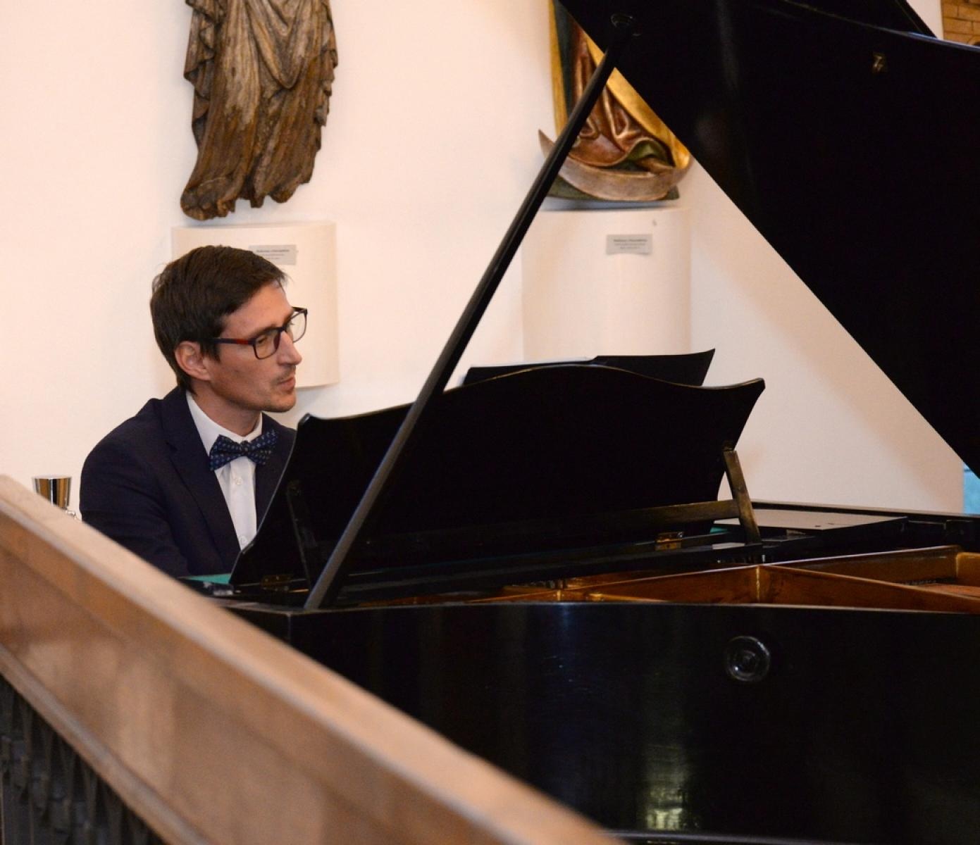 Zdjęcie w galerii na portalu naszraciborz.pl: Zakochany duet zaśpiewał w raciborskim Muzeum [FOTO] wiadomości z regionu