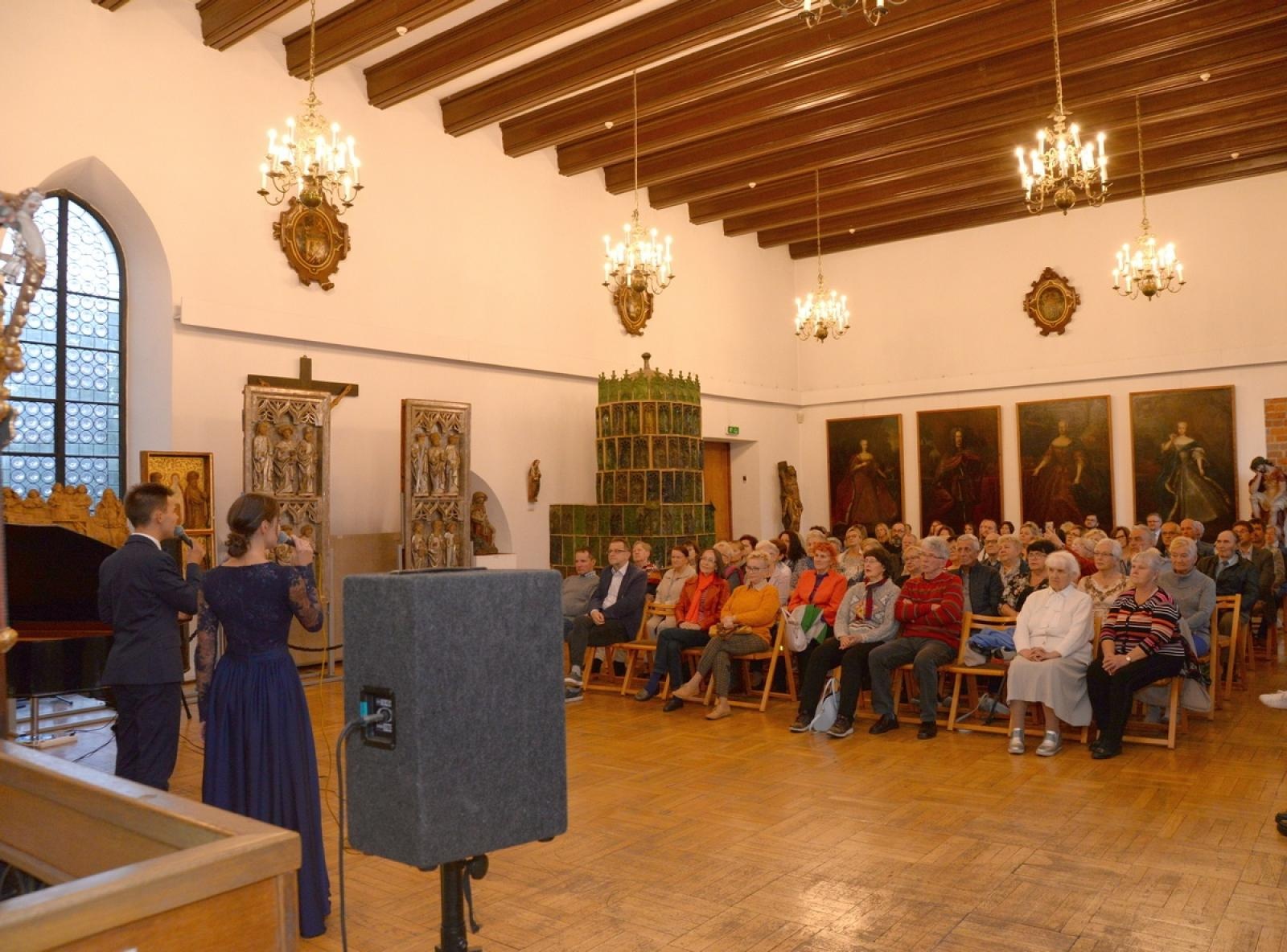 Zdjęcie w galerii na portalu naszraciborz.pl: Zakochany duet zaśpiewał w raciborskim Muzeum [FOTO] wiadomości z regionu