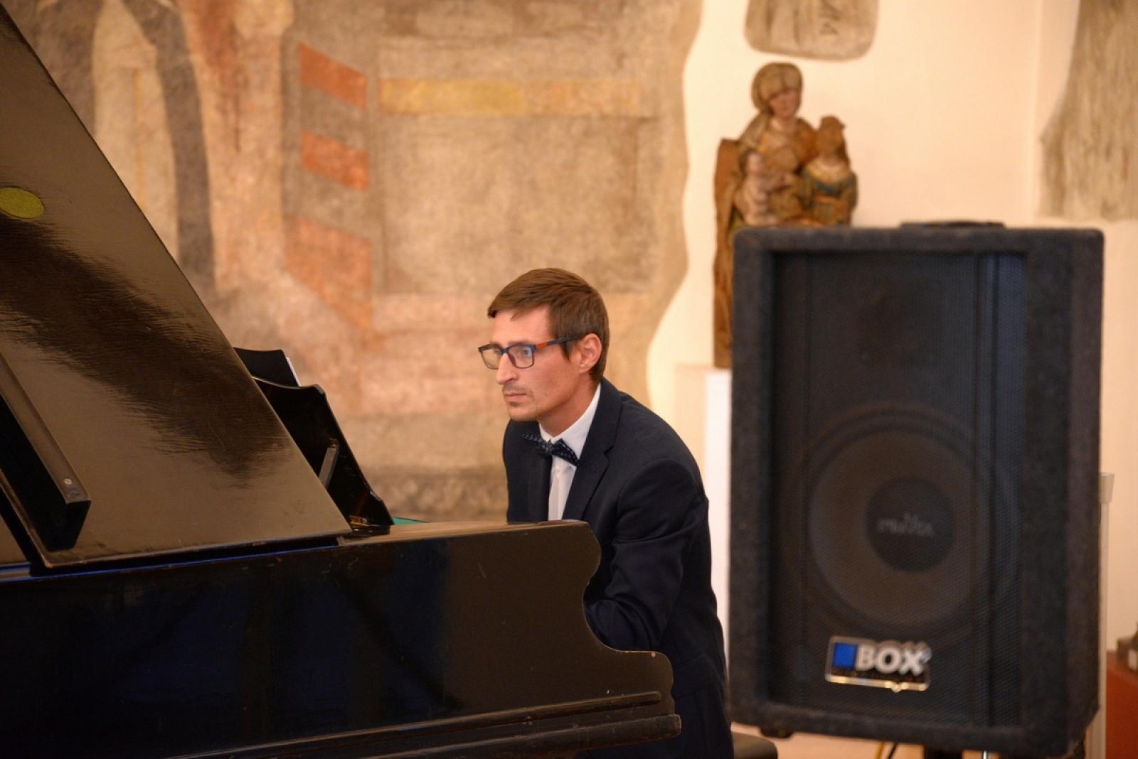 Zdjęcie w galerii na portalu naszraciborz.pl: Zakochany duet zaśpiewał w raciborskim Muzeum [FOTO] wiadomości z regionu