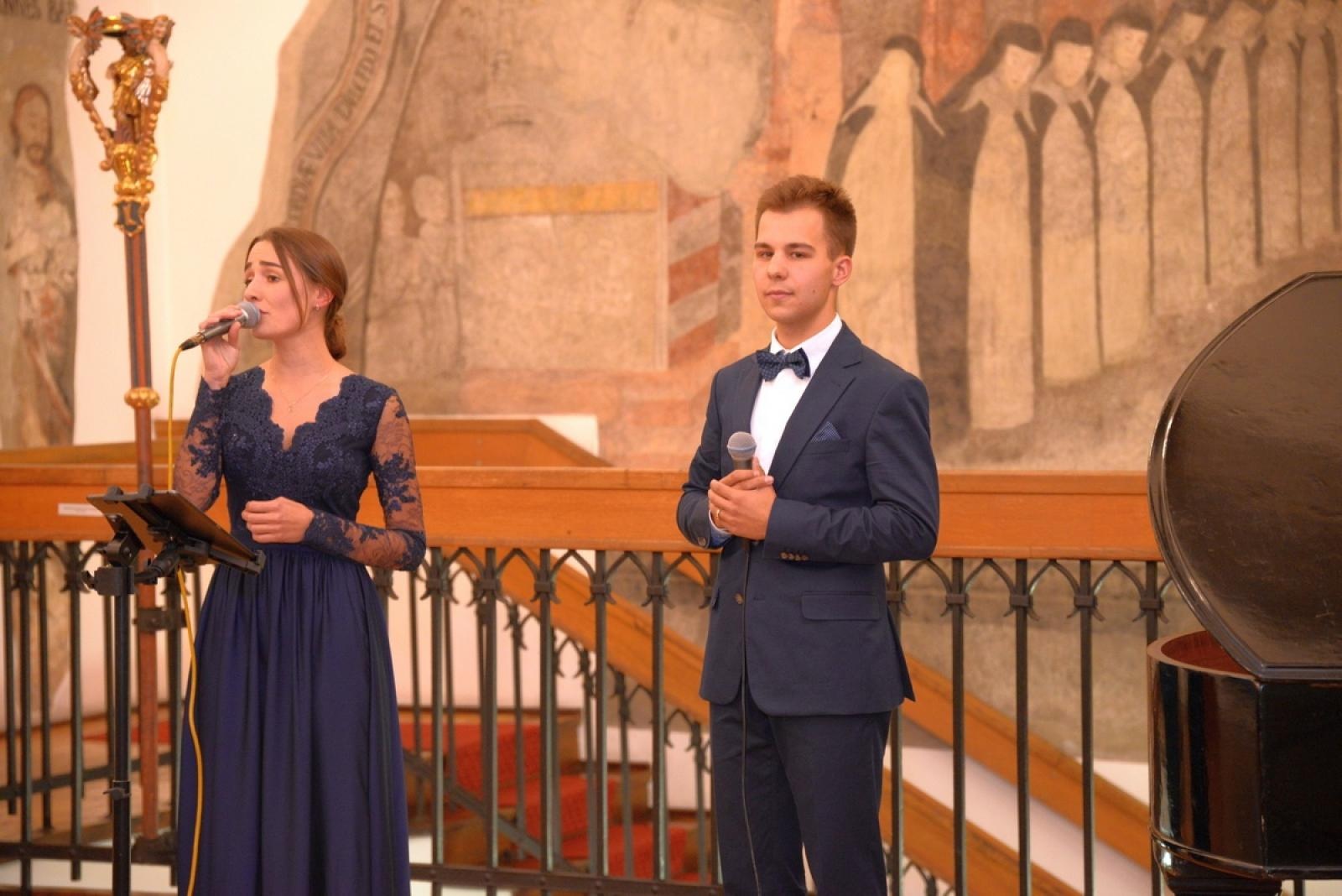 Zdjęcie w galerii na portalu naszraciborz.pl: Zakochany duet zaśpiewał w raciborskim Muzeum [FOTO] wiadomości z regionu