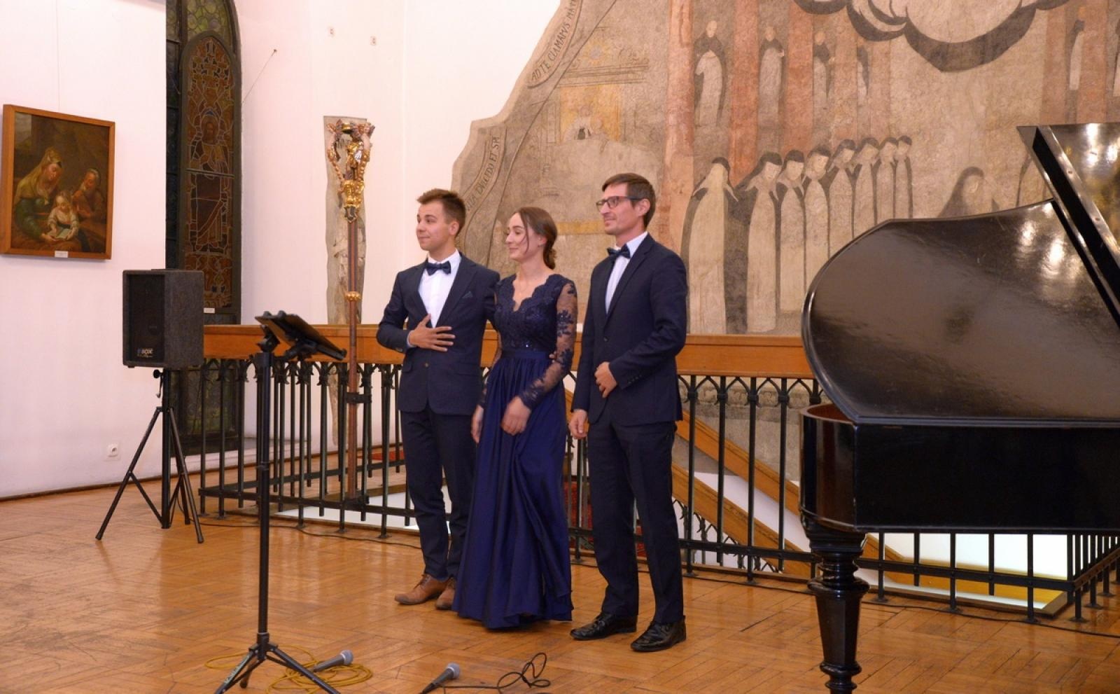 Zdjęcie w galerii na portalu naszraciborz.pl: Zakochany duet zaśpiewał w raciborskim Muzeum [FOTO] wiadomości z regionu